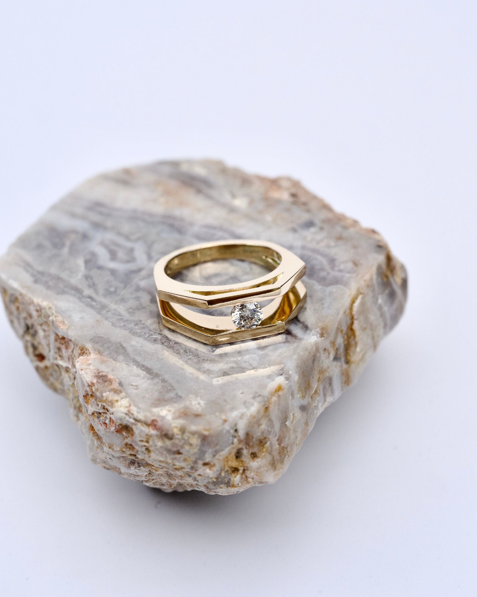 Monture de bague en or éthique réalisée sur mesure en fonction de la pierre fournie par le client bague vue de haut sur une calcédoine.