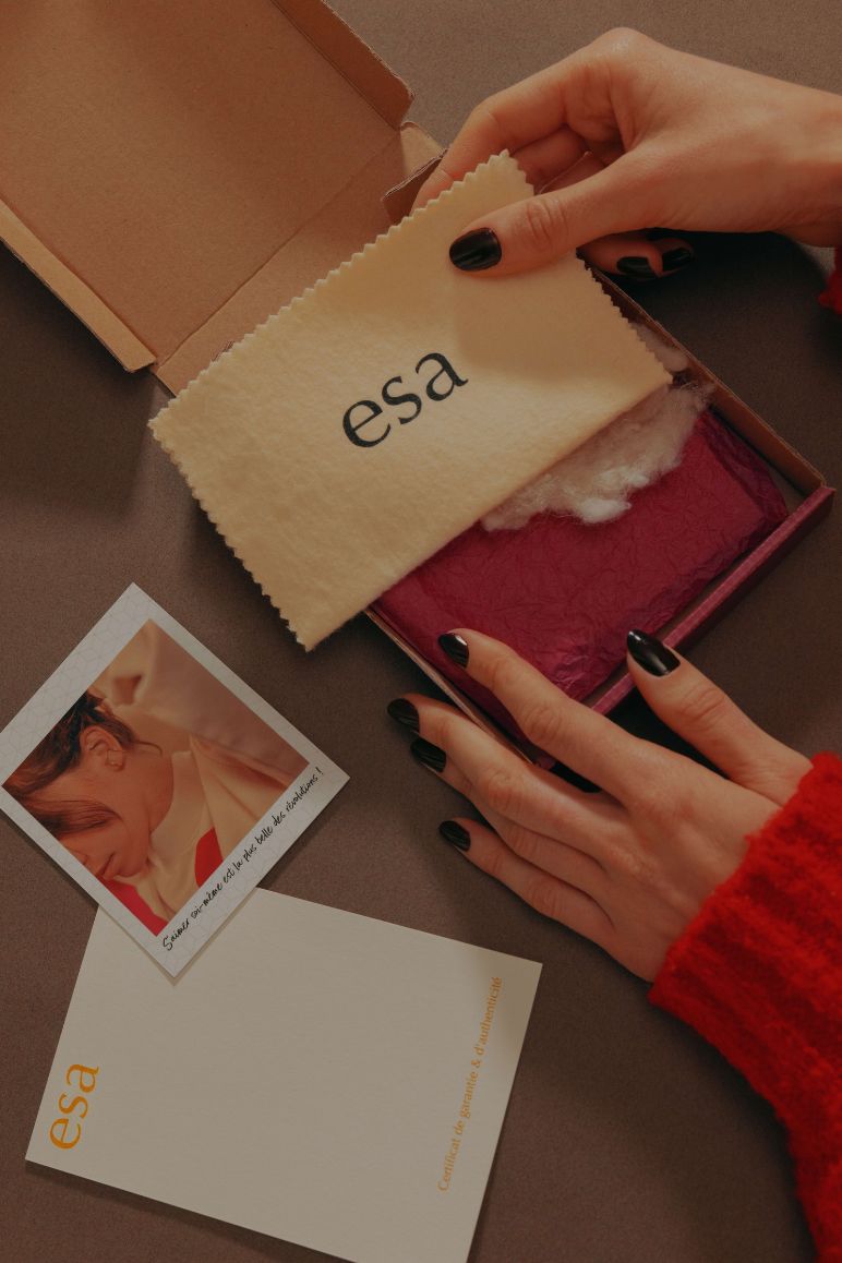 Présentation du packaging éthique et made in France présentant du carton avec papier de soie et chamoisine visible, certificat d'authenticité.