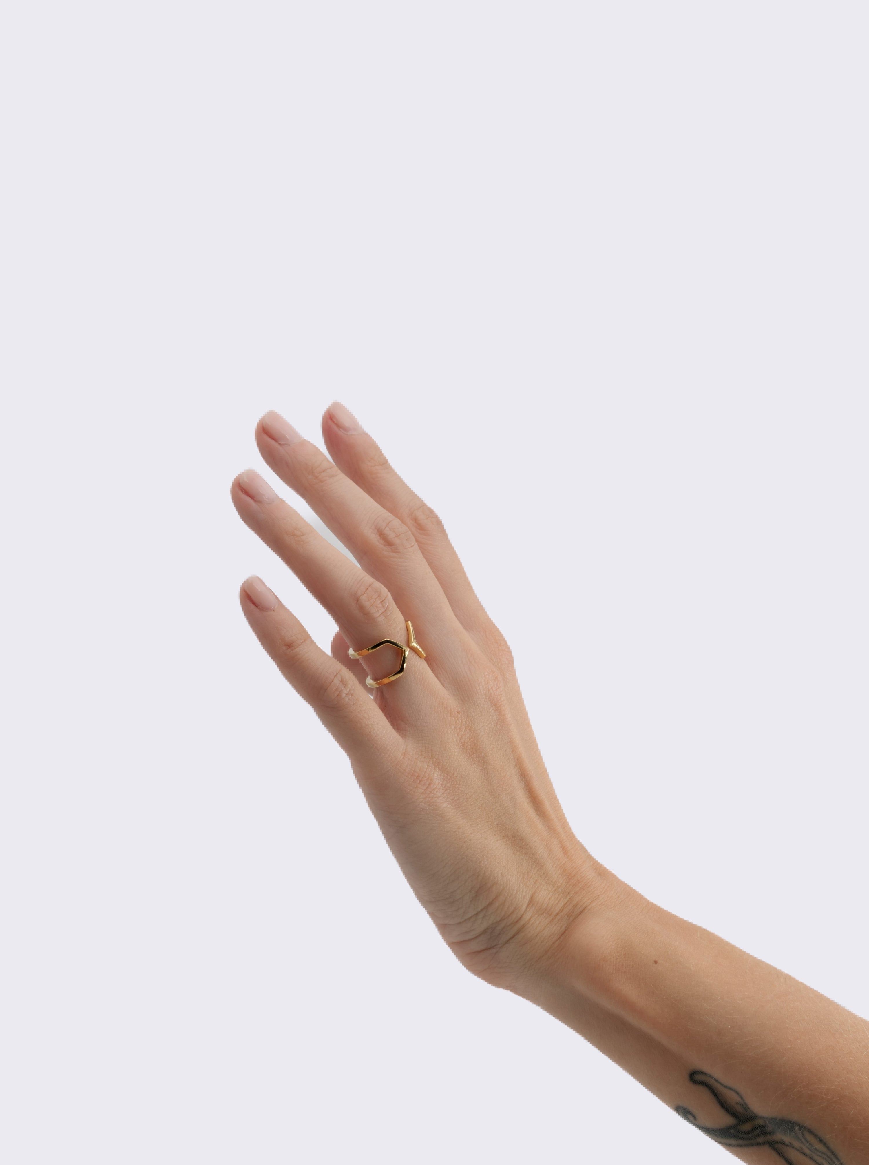 photo portée d'une Bague Bijou d'oreille éthique, modèle Dualité Moyenne Vermeil
