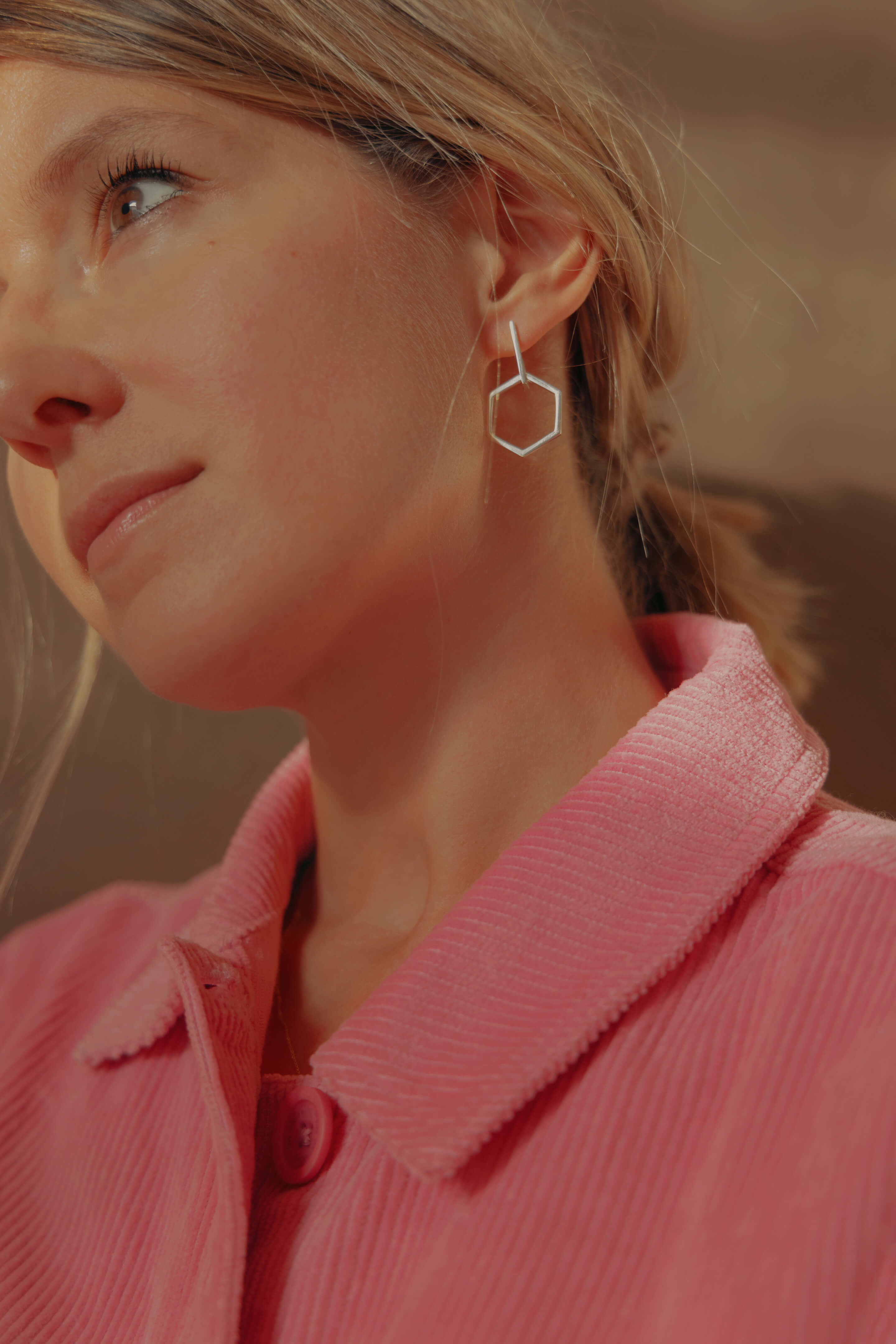 Photo d'une boucle d'oreille éthique modèle mouvement en argent labellisé, porté avec un pendentif éthique modèle Essentiel en argent labellisé