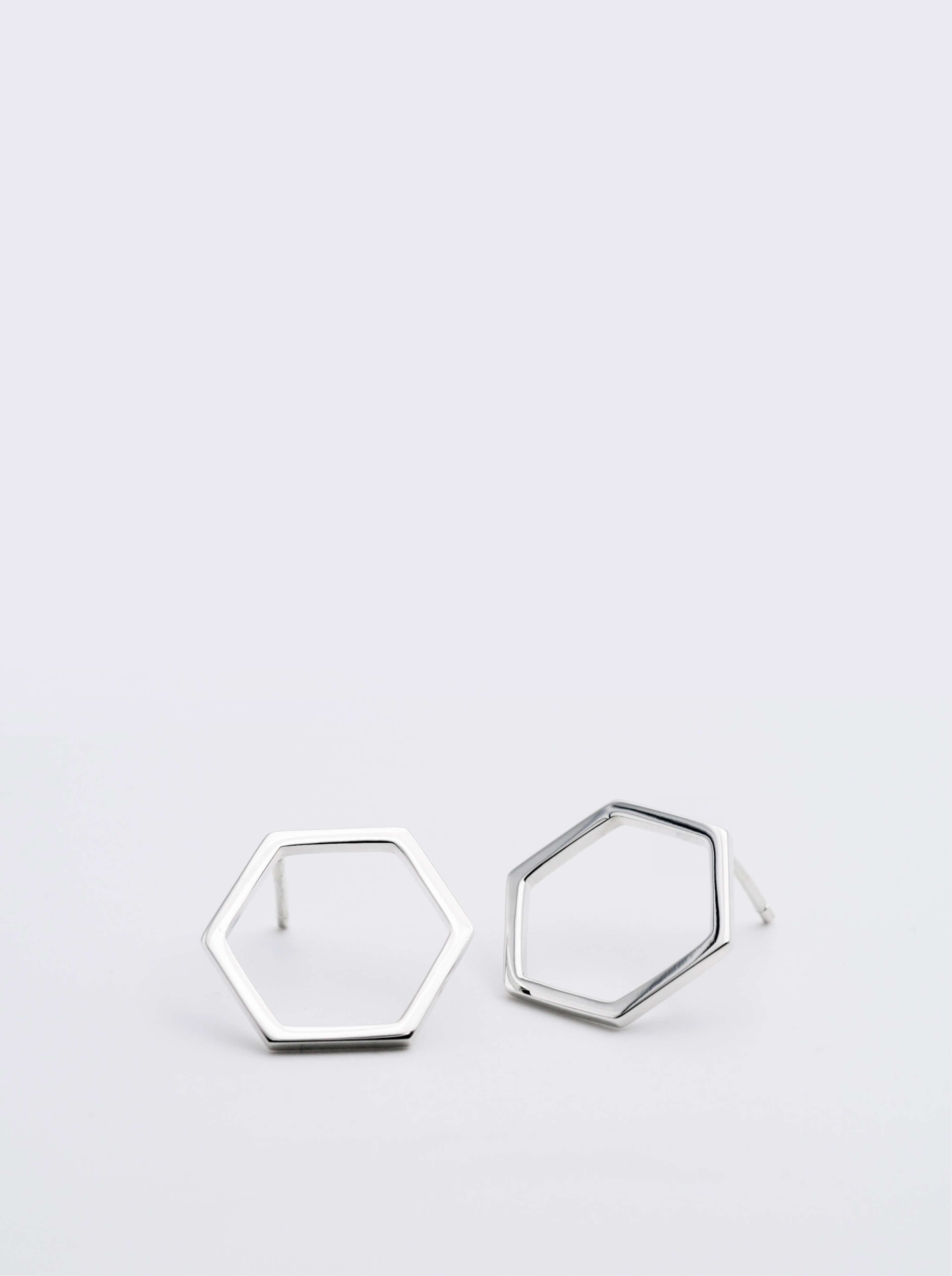 Paire de boucles d'oreilles éthiques Essentiel 18 Argent sur fond blanc.