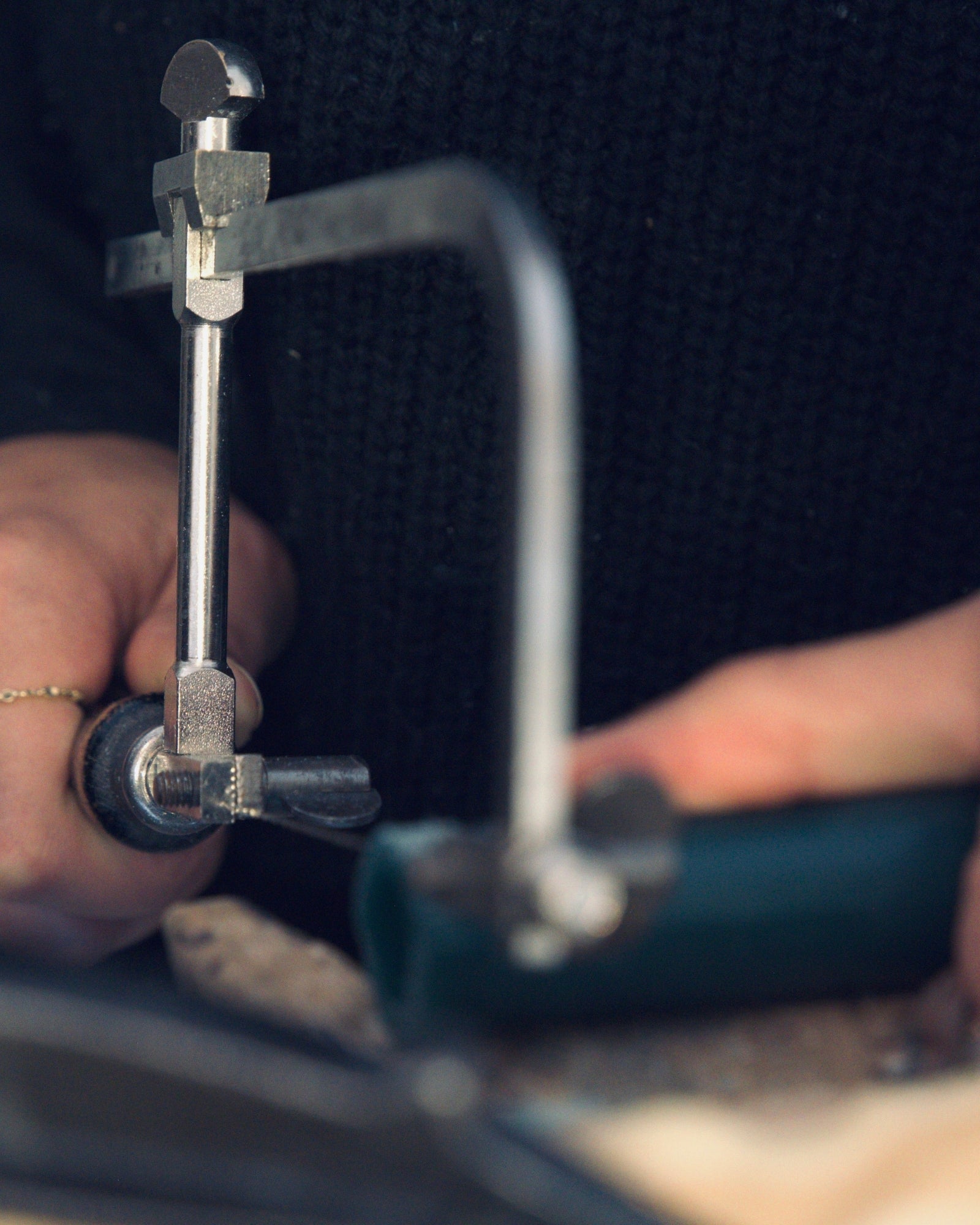 photo illustrant un atelier de création de bague sur cire avec scie