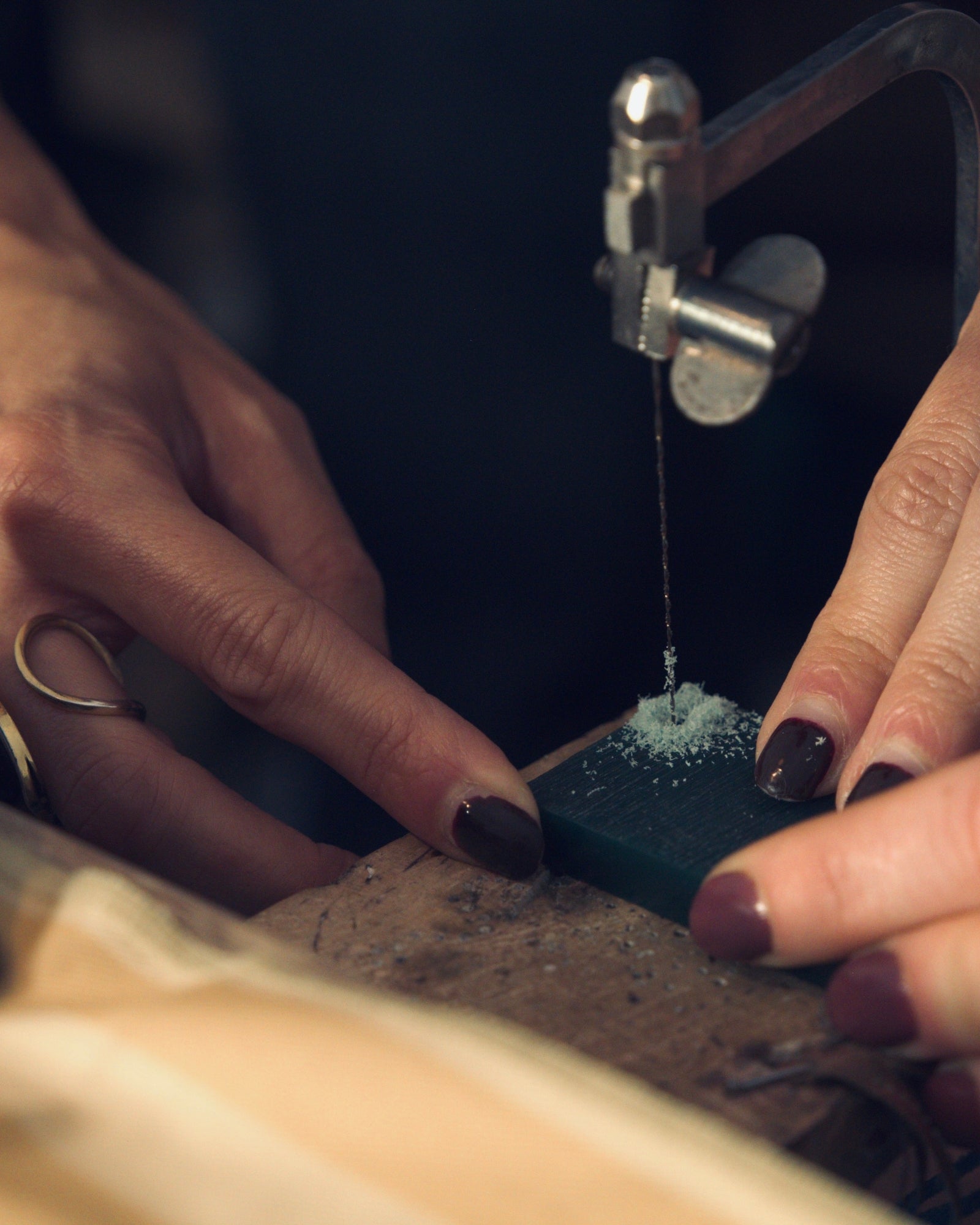 photo illustrant un atelier de création de pendentif sur cire