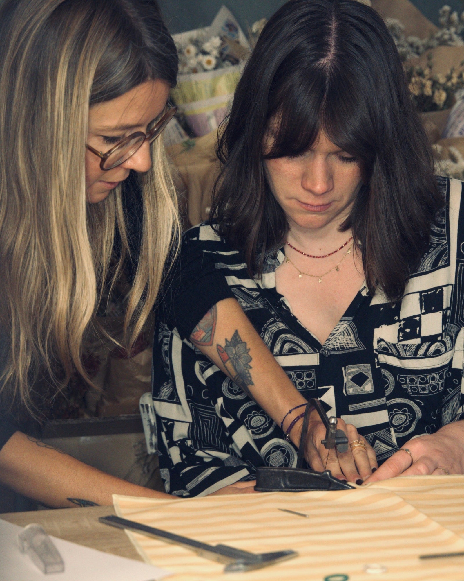 photo illustrant un atelier de création de bijou en argent sur cire perdue