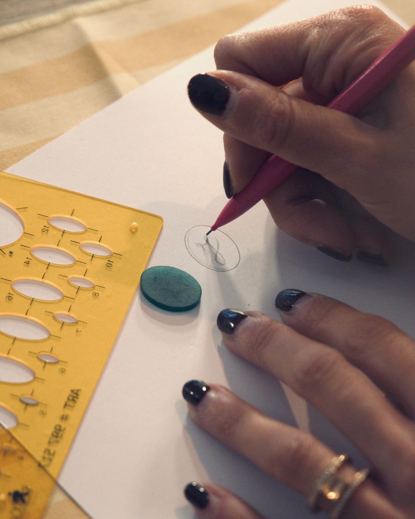 photo illustrant un atelier de création de bague sur cire, dessin d'une gravure