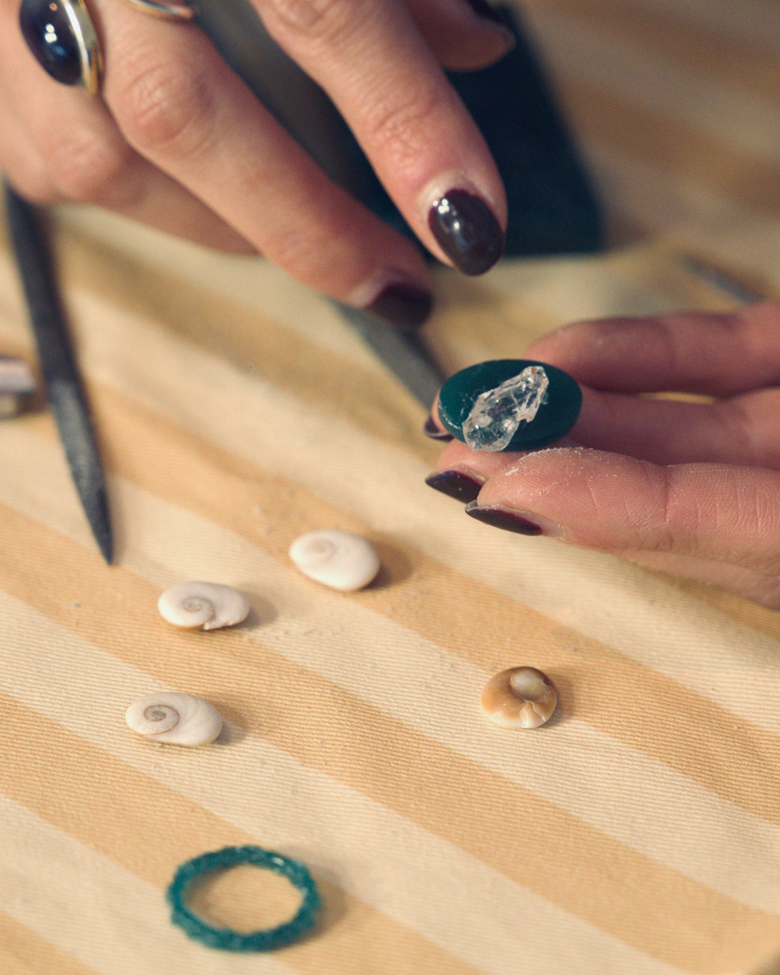 photo illustrant un atelier de création de bague sur cire pierre