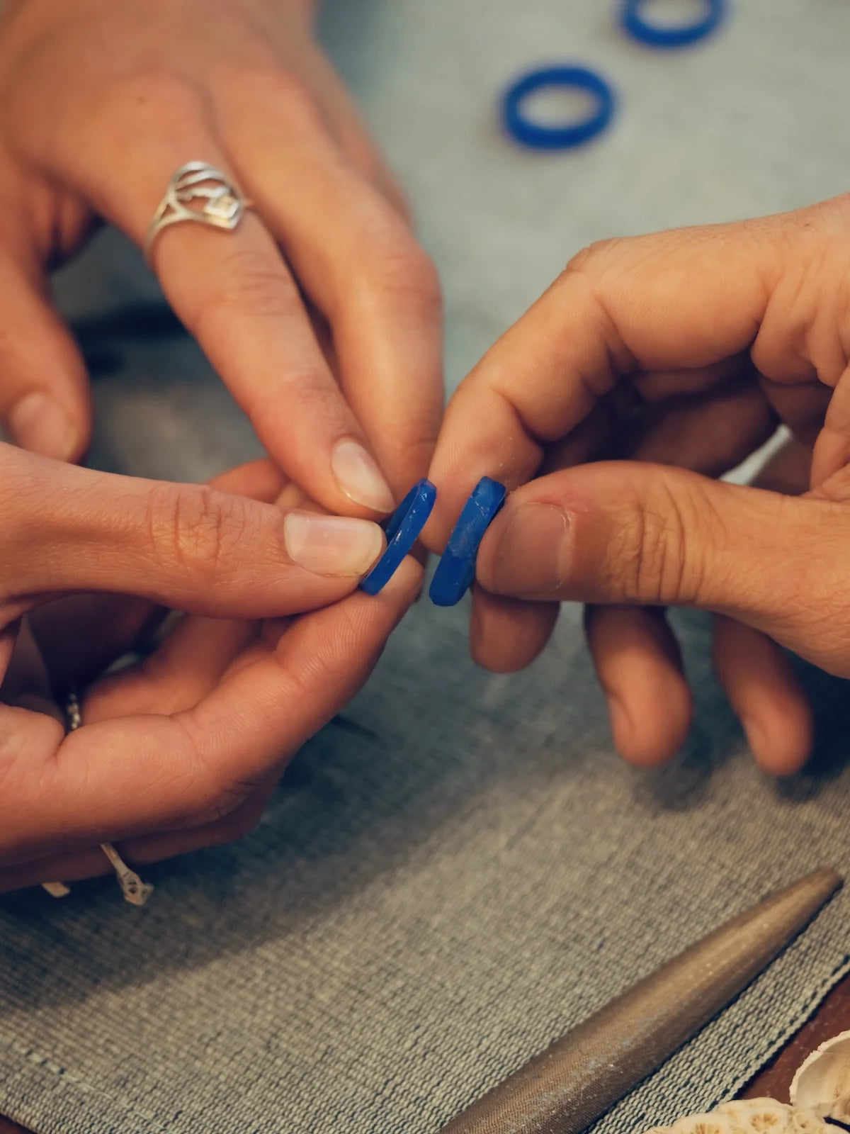 Atelier réalisez vos alliances en duo en argent, vermeil ou or Annecy