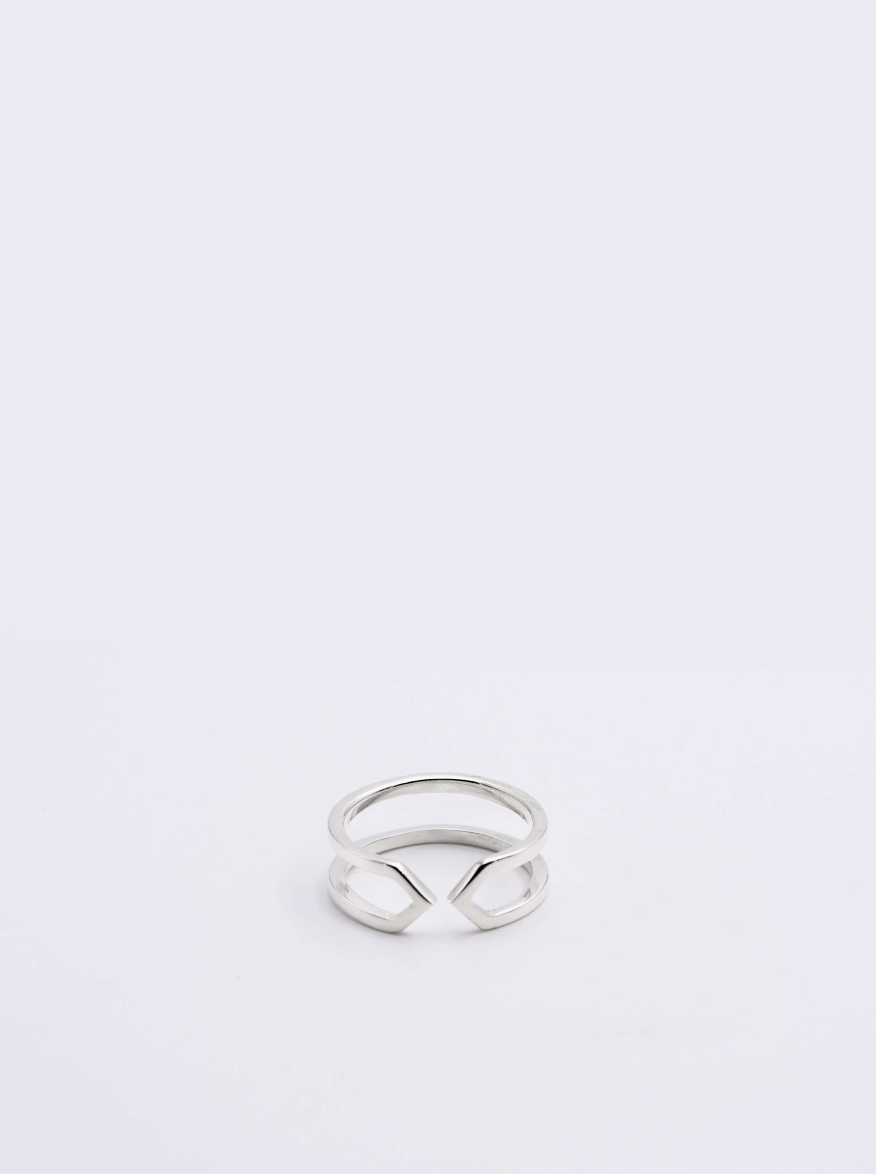 Photo non portée d'une Bague Bijou d'oreille éthique modèle Dualité Fine en or blanc