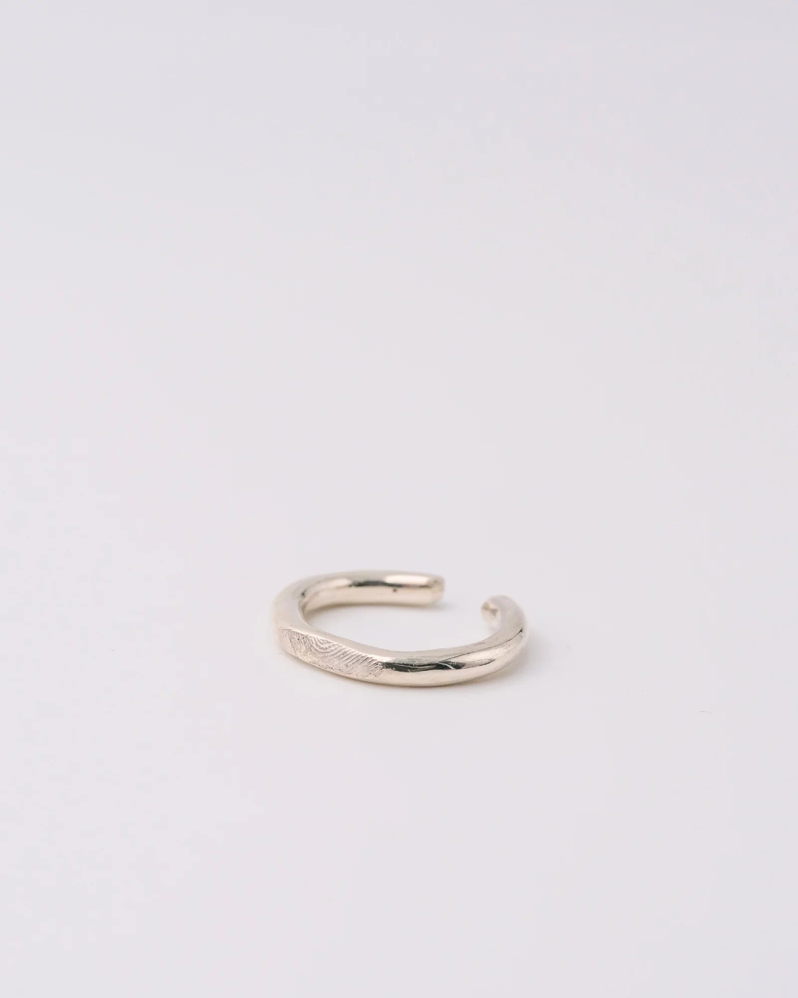 Bague earcuff en argent avec empreinte digitale.
