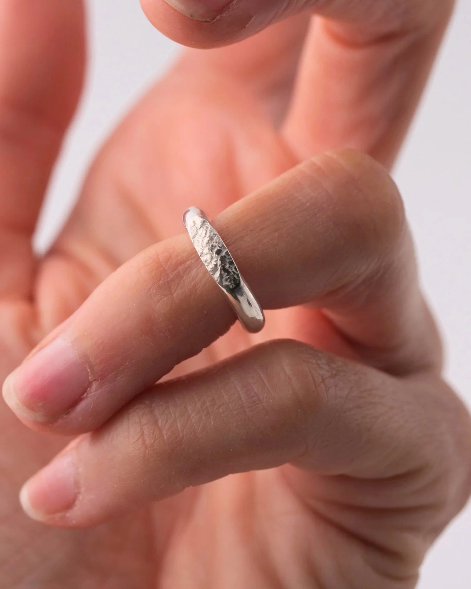 Bague en argent et earcuff avec empreinte animale, portée en bague de phalange.