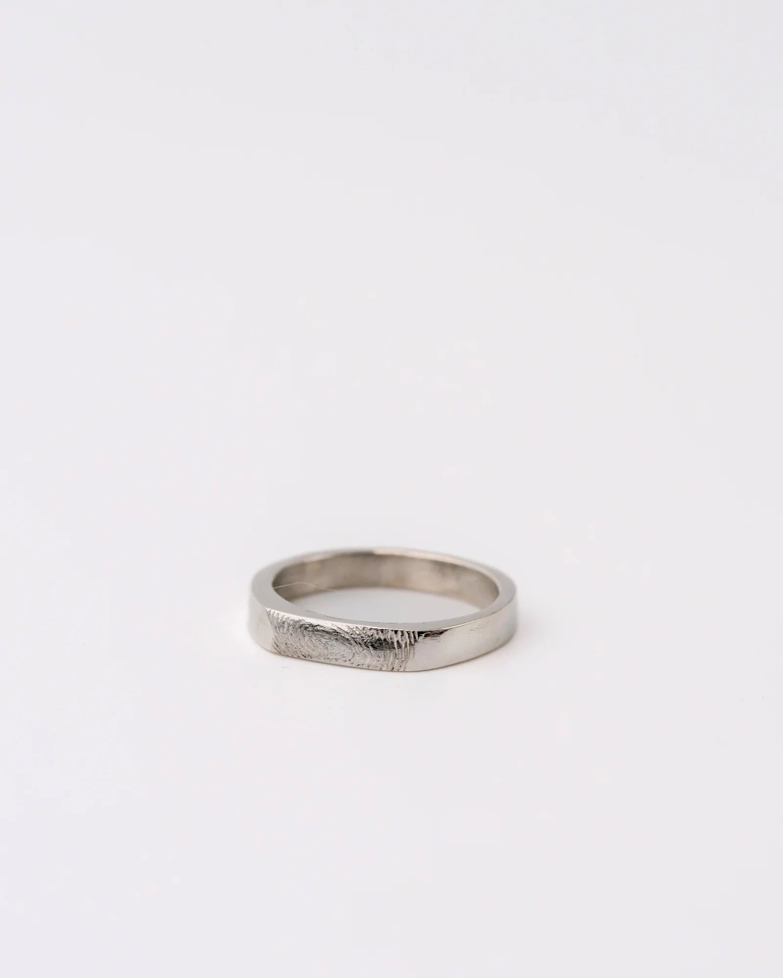 Bague fine en argent avec empreinte digitale.