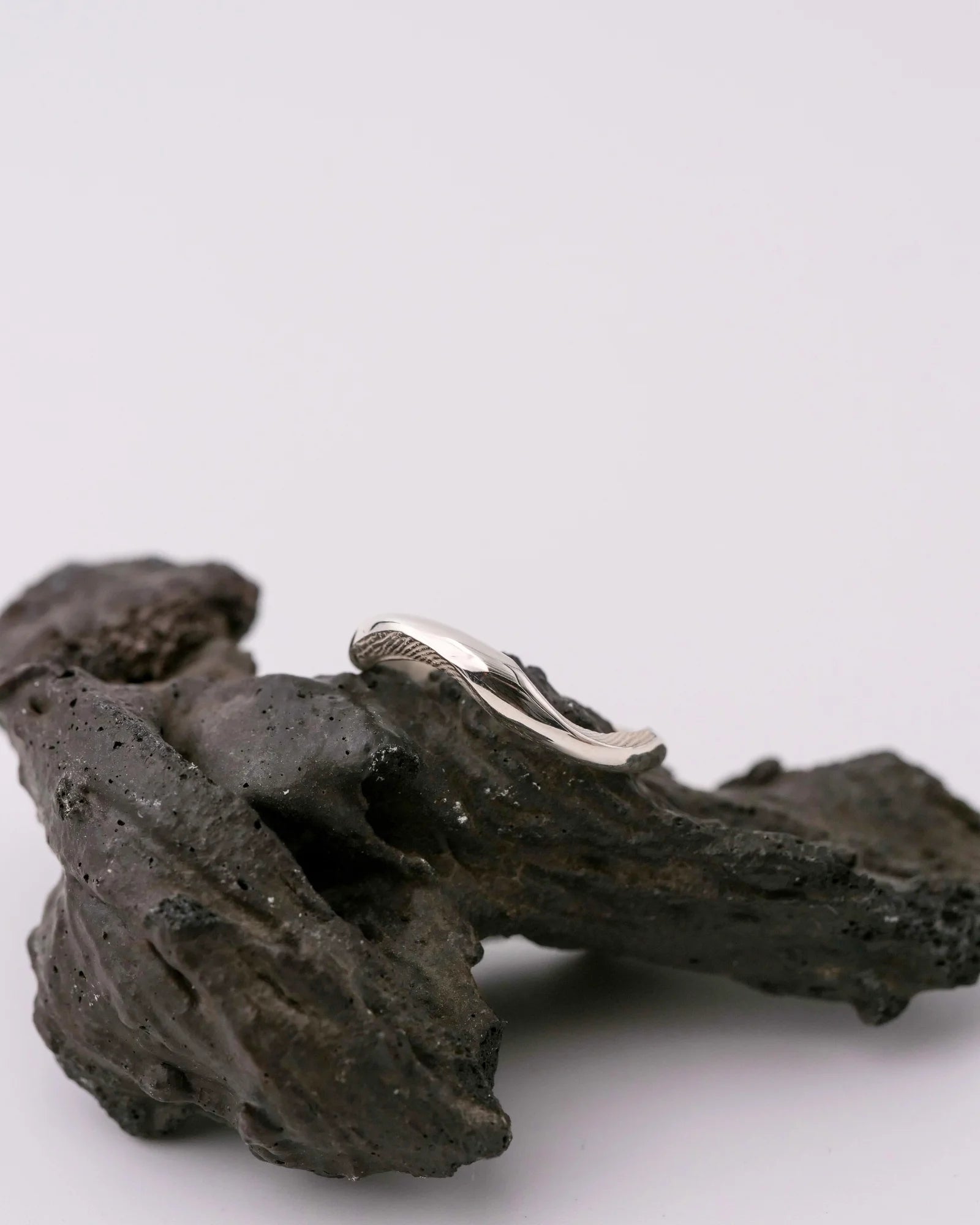 Bague vague en argent pouvant accueillir deux empreintes digitales et ou animales sur lave noire.
