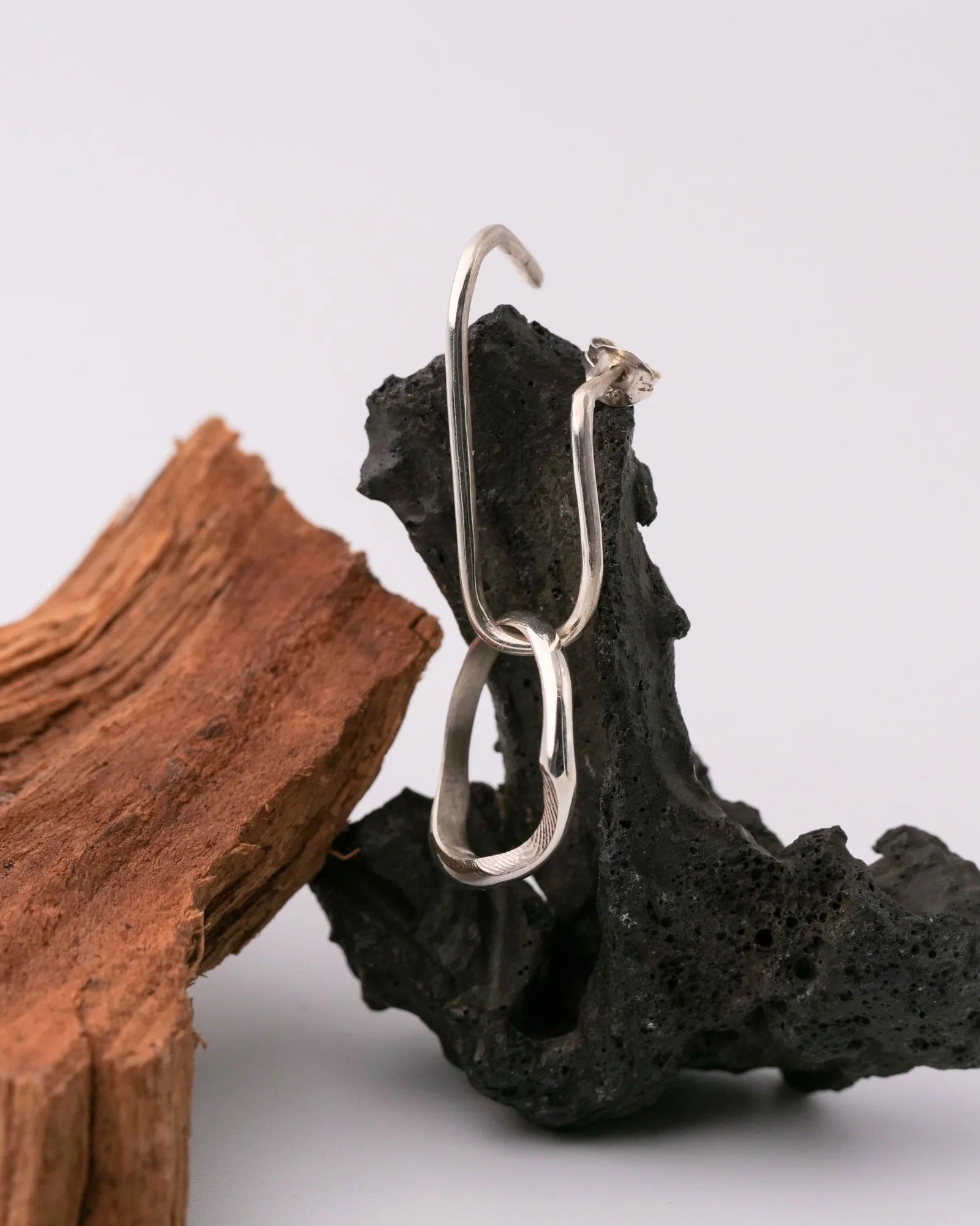 Bague vague en argent pouvant accueillir deux empreintes digitales et ou animales. Présentée sur une boucle d'oreille.