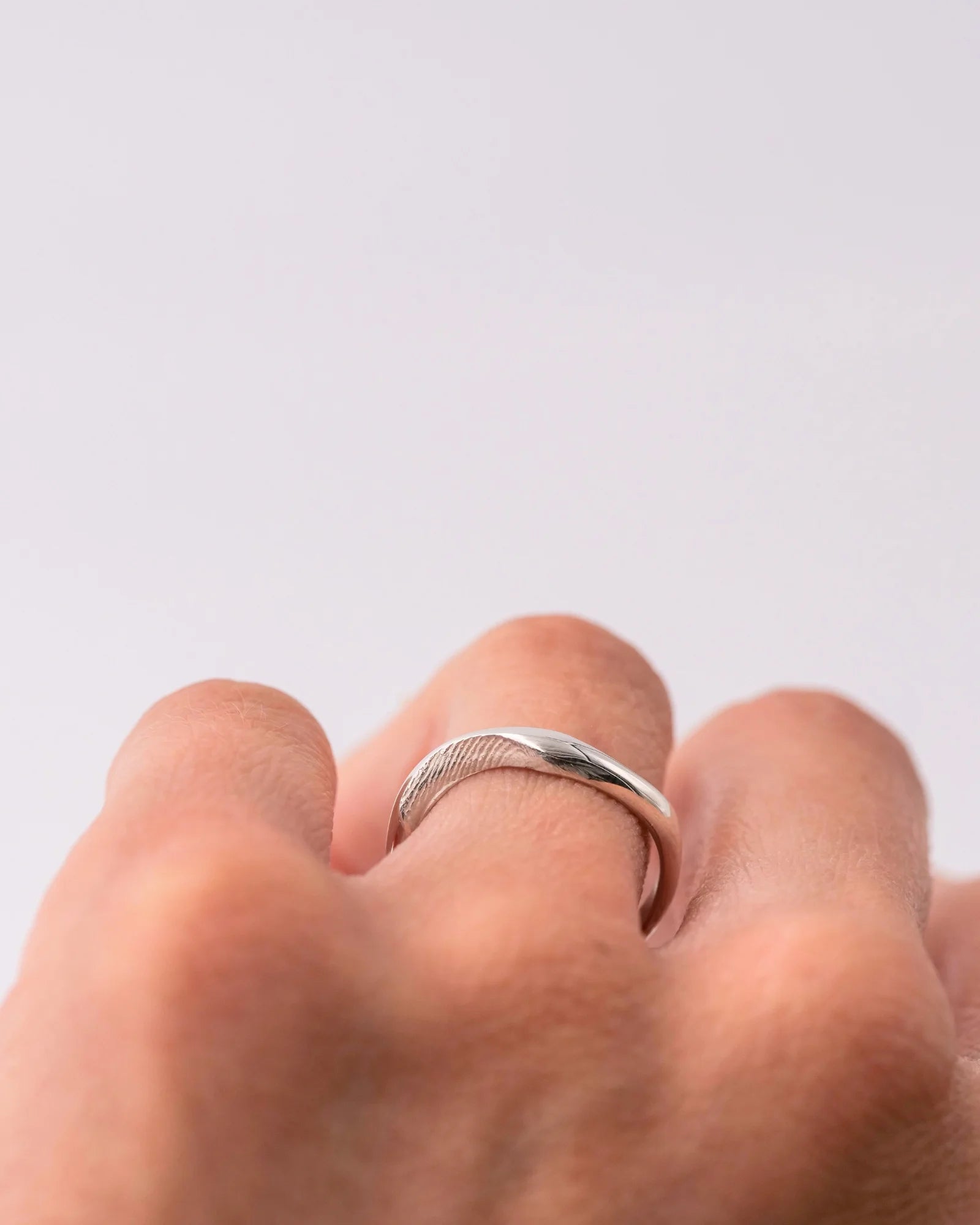Bague vague en argent pouvant accueillir deux empreintes digitales et ou animales portée main vue de profil.