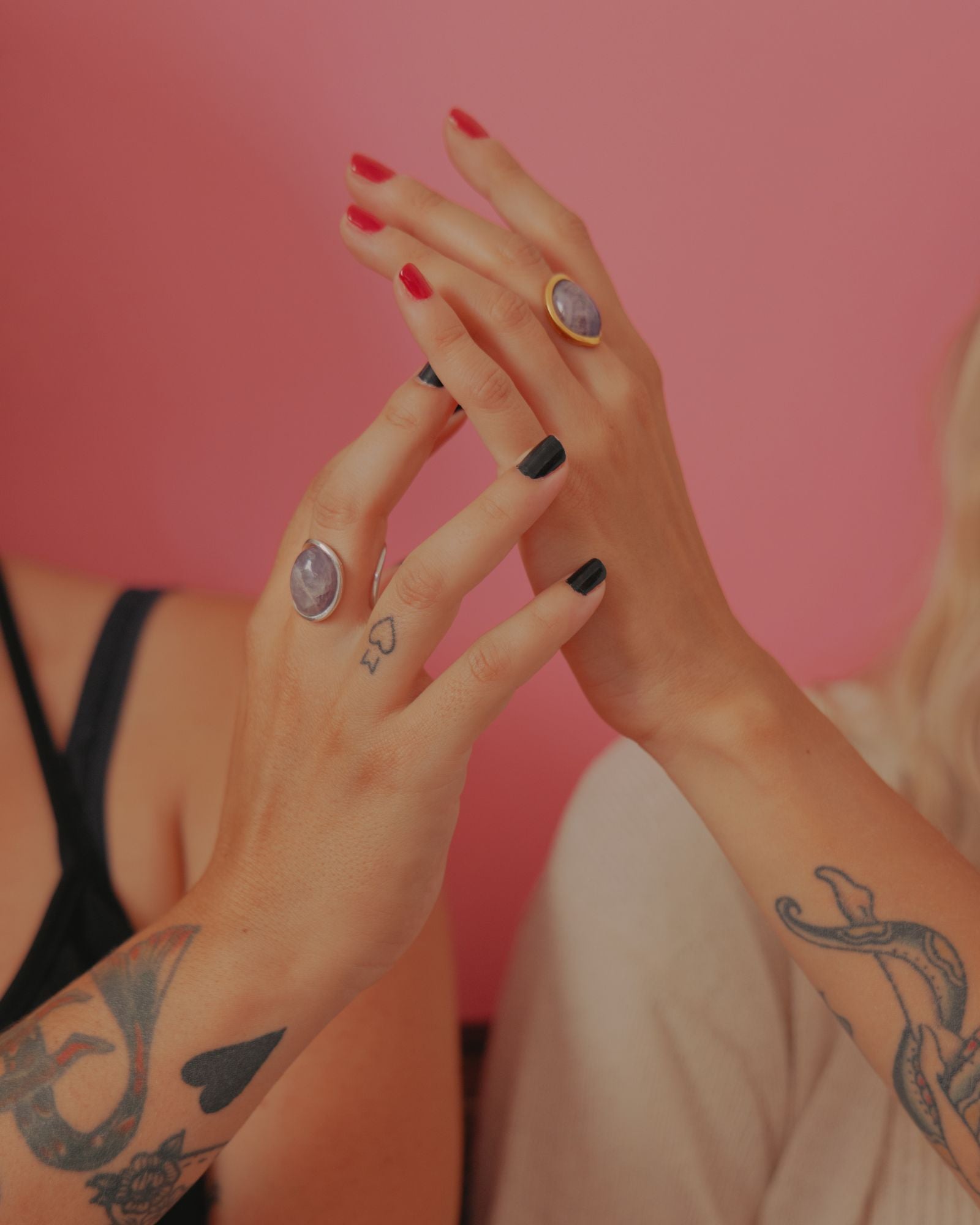 Bagues éthiques modèle "sororité" en collaboration avec une association en argent  et vermeil et améthystes de France  portées sur fond rose