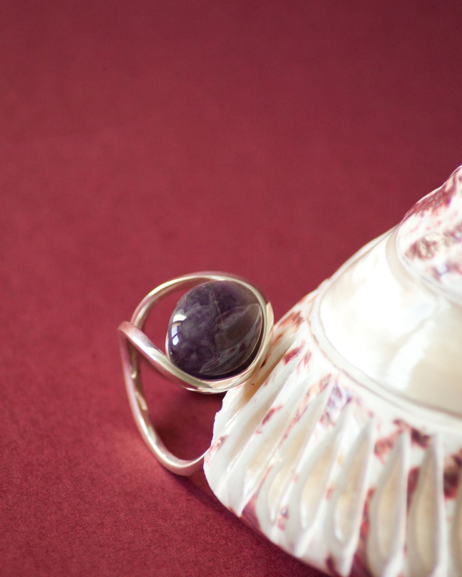 Bague éthique modèle "sororité" en collaboration avec une association en argent et améthyste de France de côté