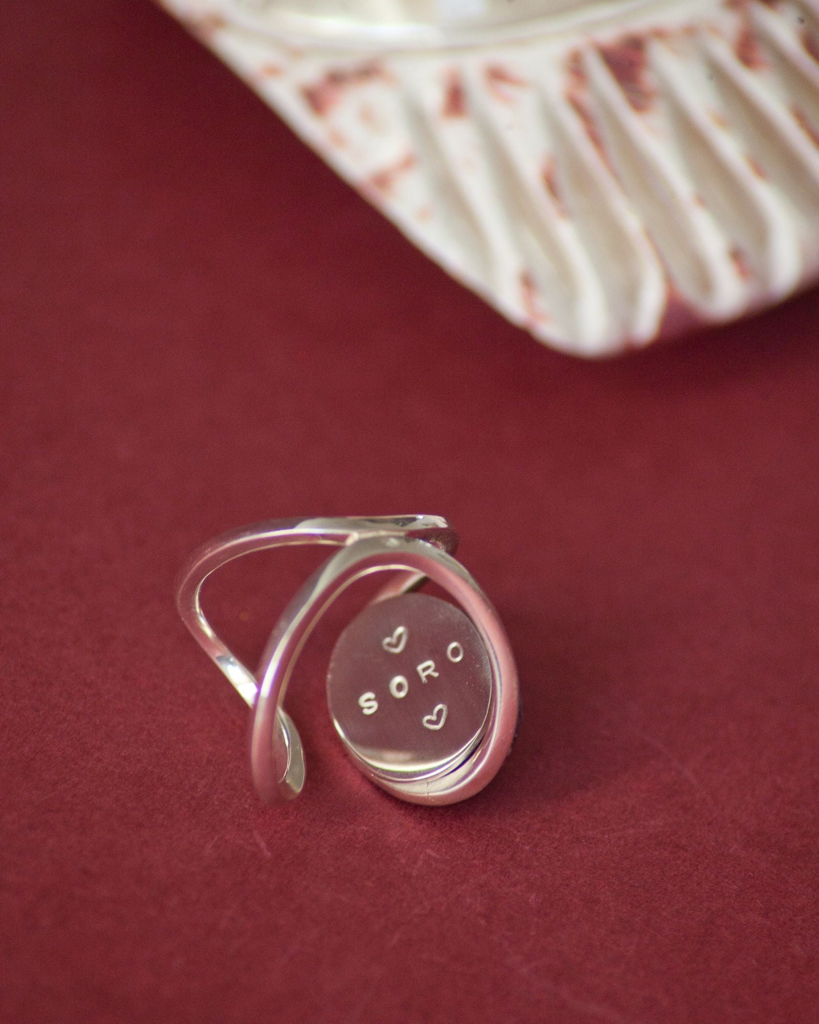 Gravure d'une bague éthique modèle "sororité" en collaboration avec une association en argent et améthyste de France.