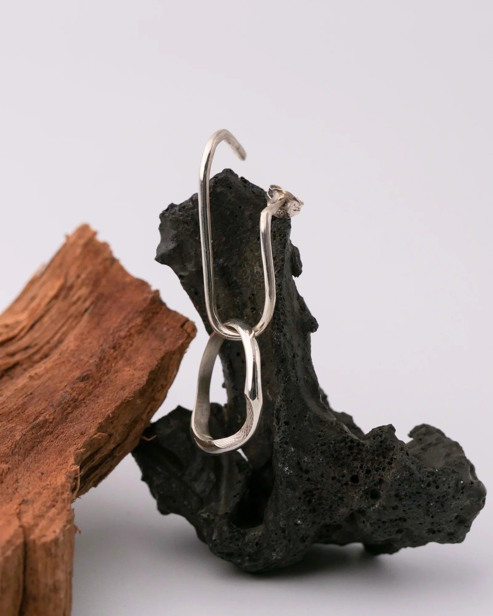 Boucle en argent permettant de porter des pendentifs et des bagues, présenté avec une bague.