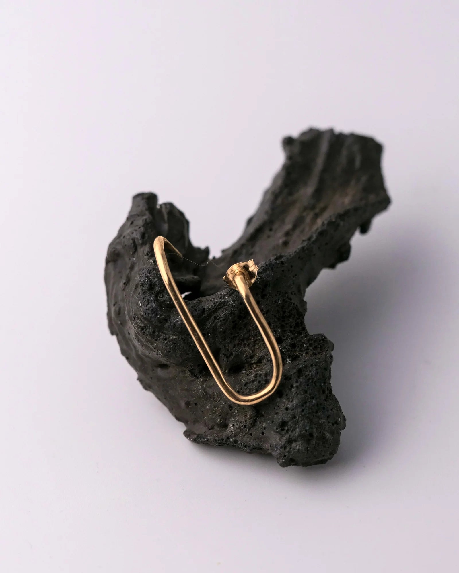 Boucle d'oreille en vermeil pour porter des pendentifs et des bagues.