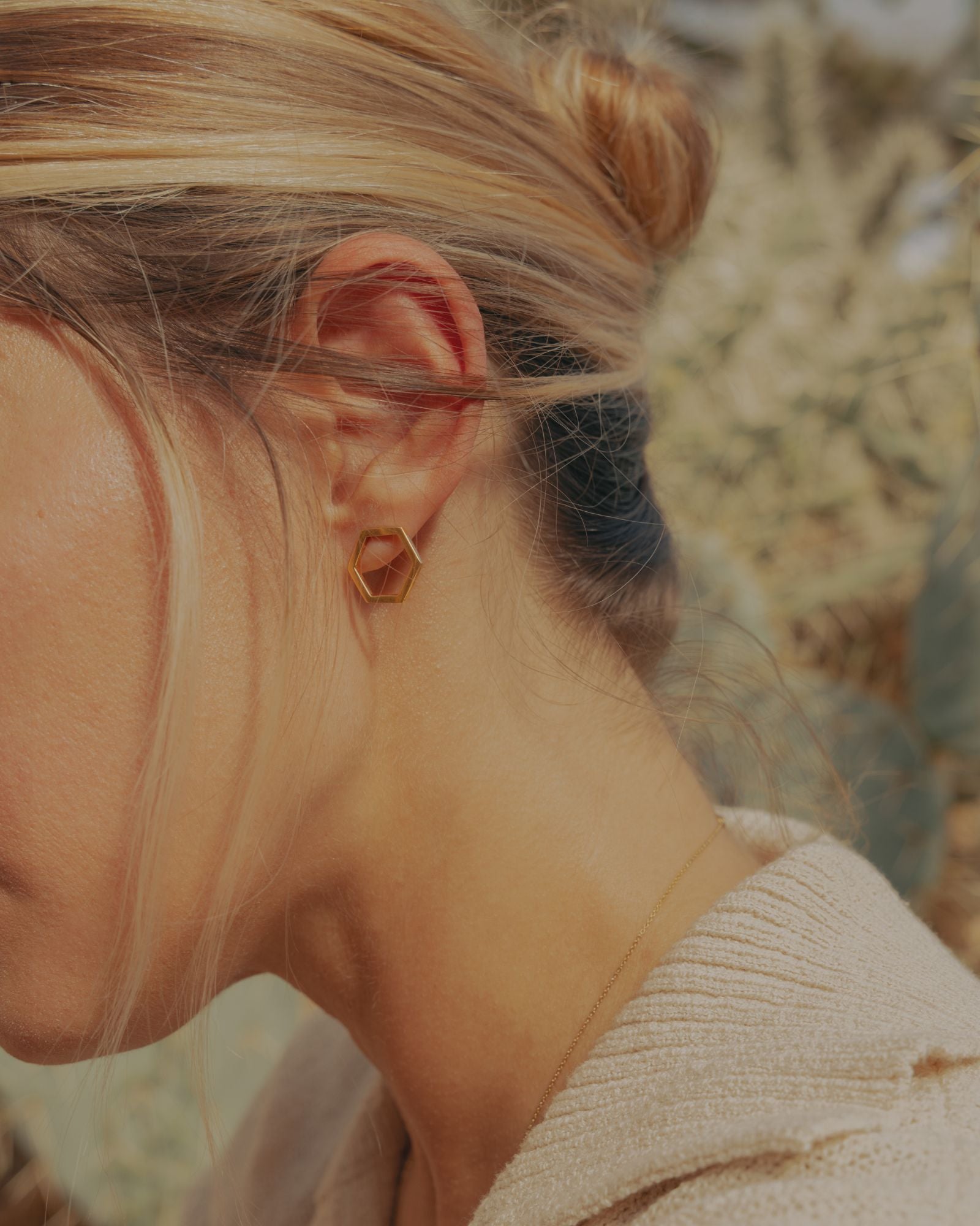 Photo portée d'une paire de boucles d'oreilles éthiques, modèle Essentiel 14 en vermeil labellisé.