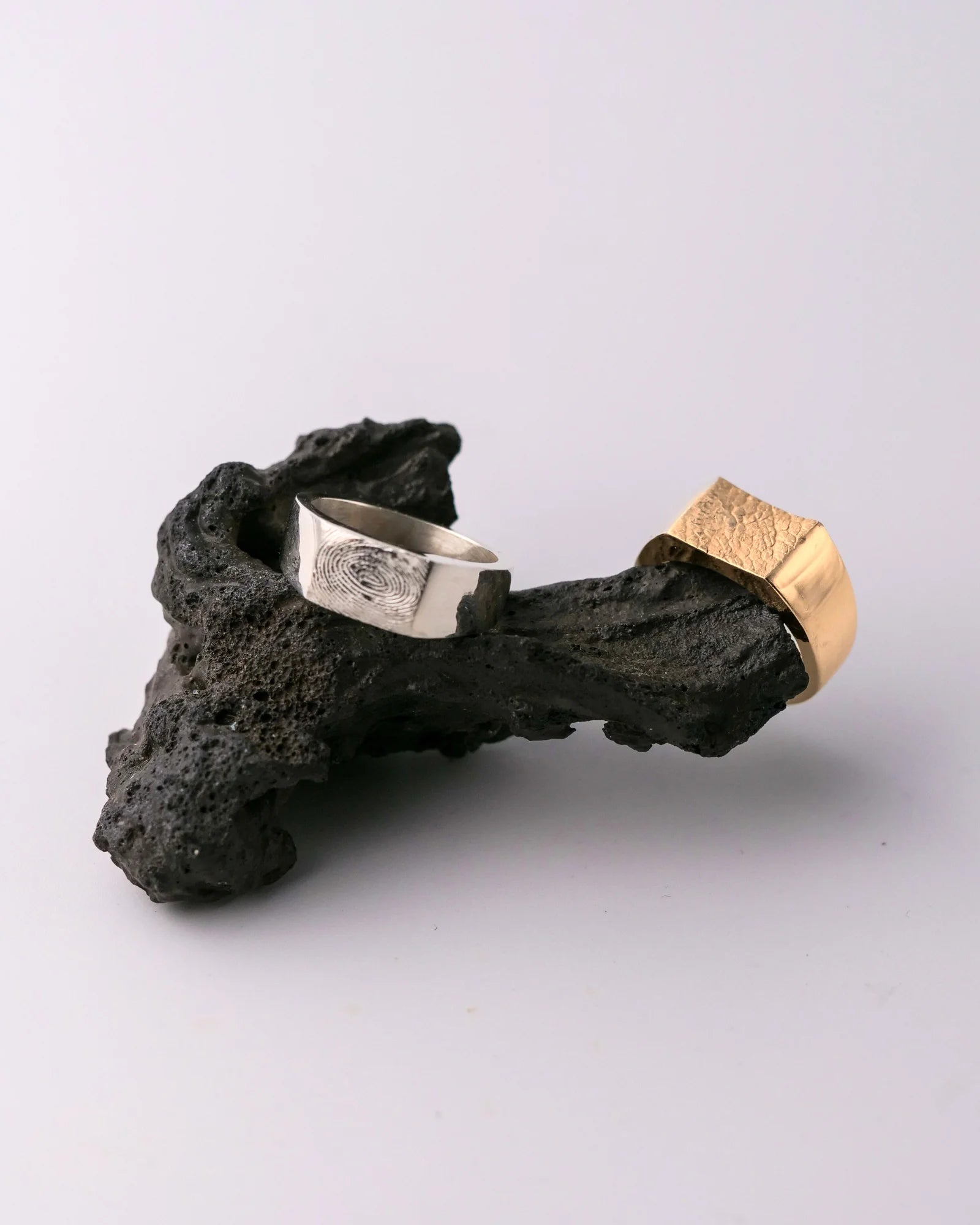 Duo de chevalières en argent et vermeil avec empreinte digitale et animale.