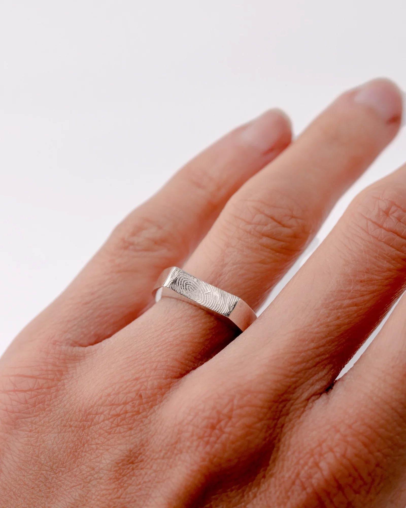 Chevalière fine en argent avec empreine digitale portée.