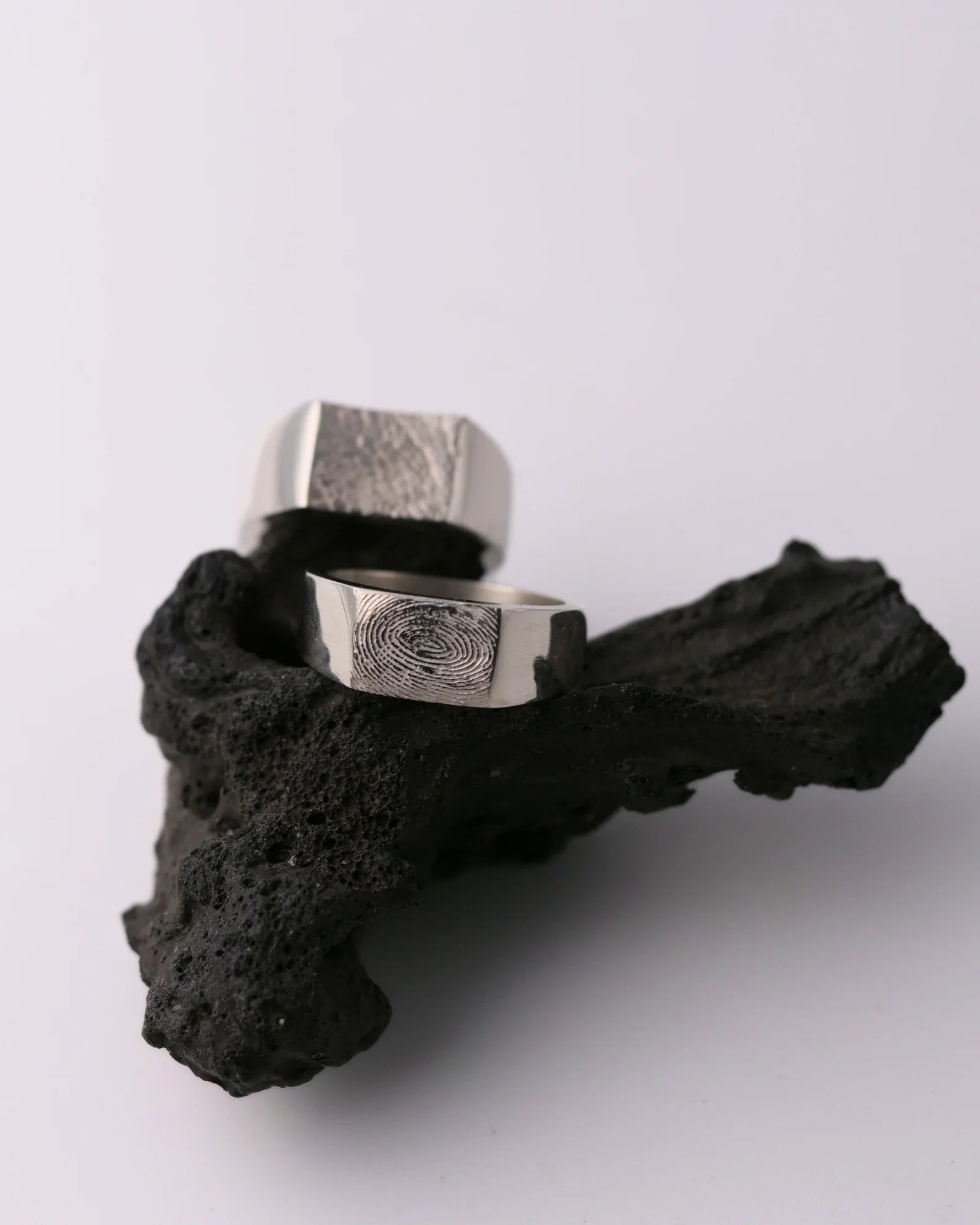 Chevalière large en argent avec empreinte digitale en duo avec une autre avec empreinte animale.