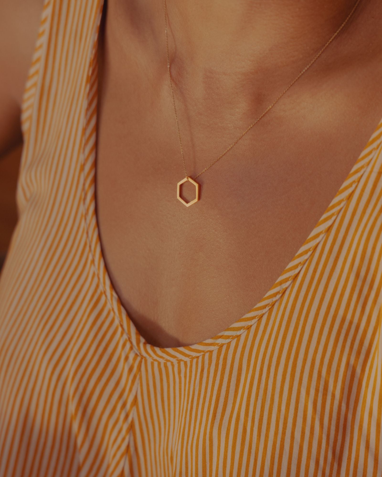 Photo portée d'un pendentif éthique porté sur une chaine, pendentif modèle Essentiel en vermeil labellisé.