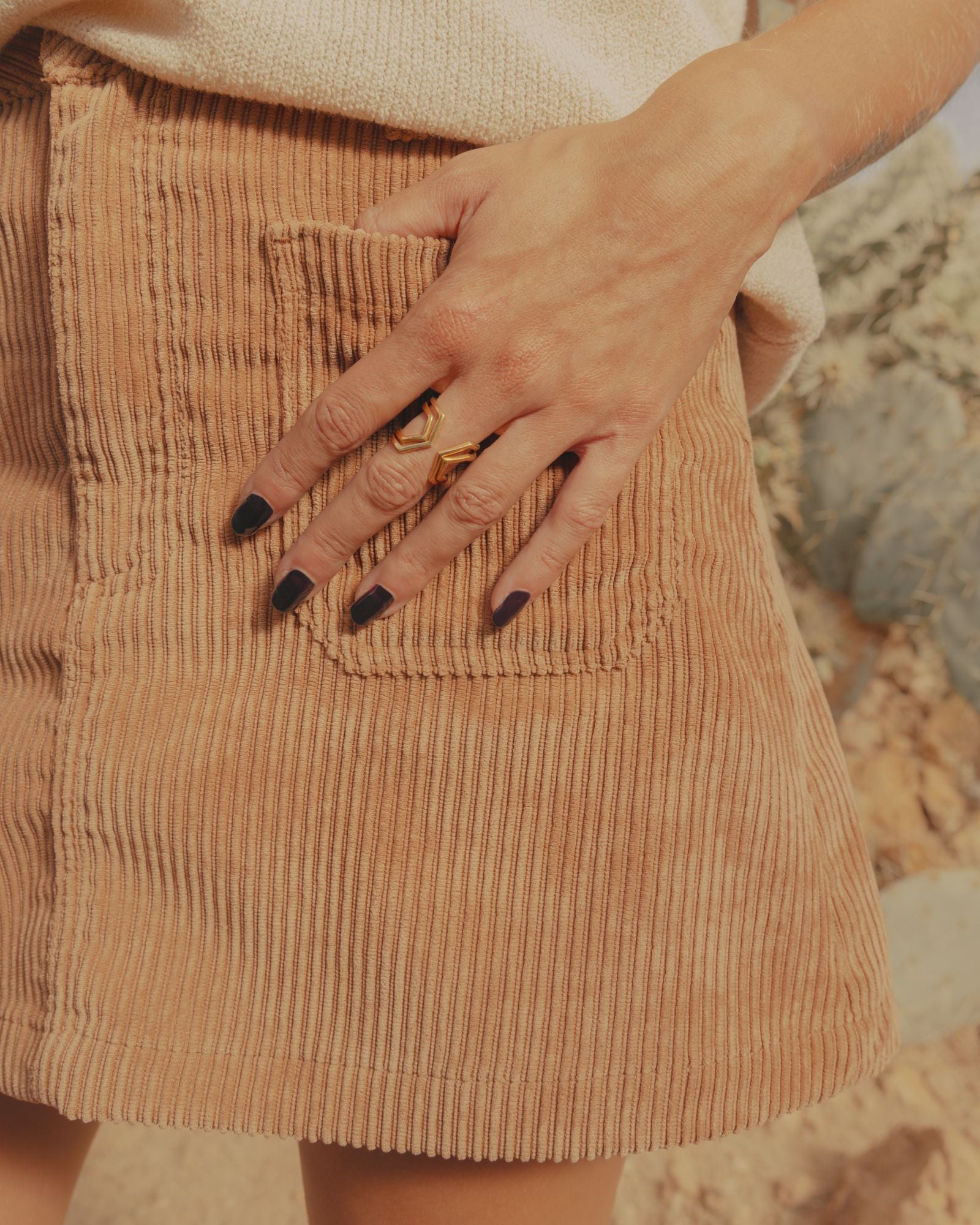 Photo gros plan d'une bague éthique portée à la main, modèle dualité moyenne en vermeil, combinée au modèle dualité large en vermeil.