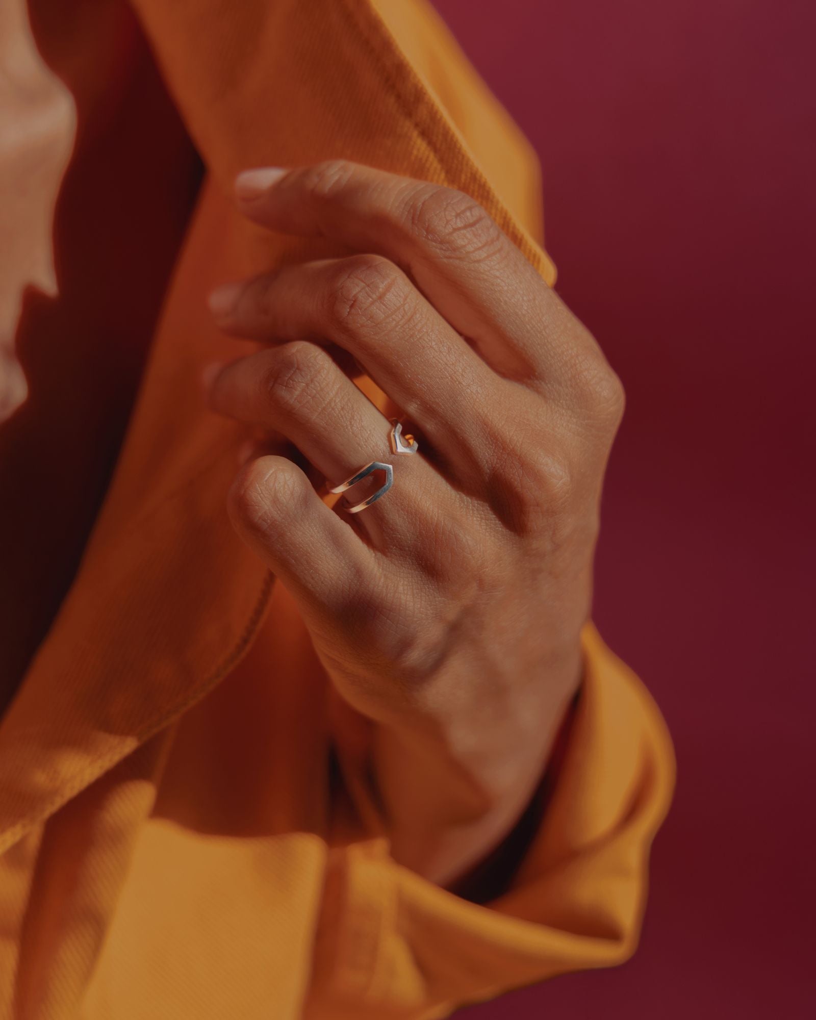 Photo portée d'une bague éthique modèle Dualité fine en or blanc fairmined.