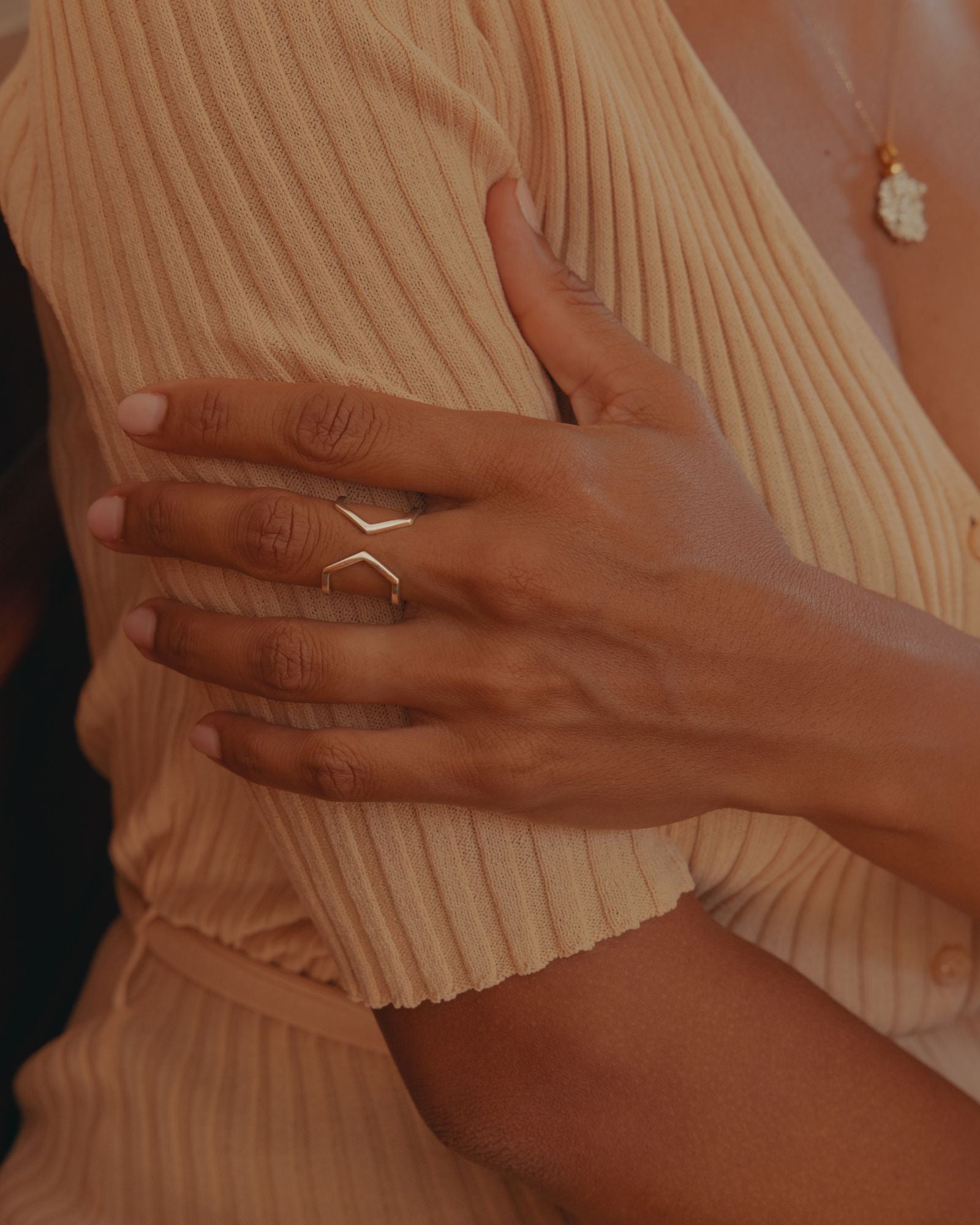 Photo cadre rapproché d'une bague éthique portée à la main, modèle Dualité large en argent.