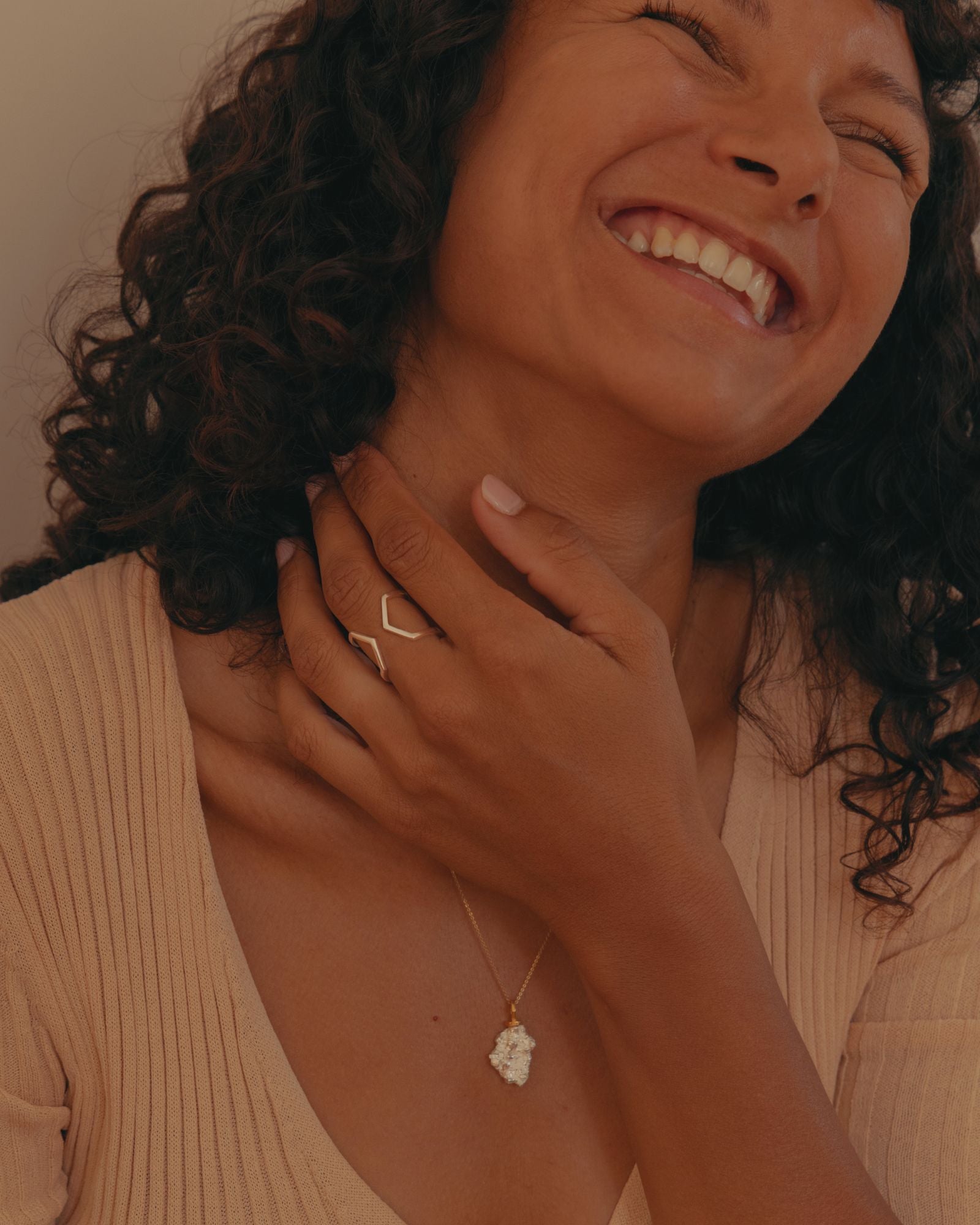Photo d'un pendentif éthique en vermeil labellisé serti d'une pépite en argent  labellisé, porté sur une chaine en vermeil.
