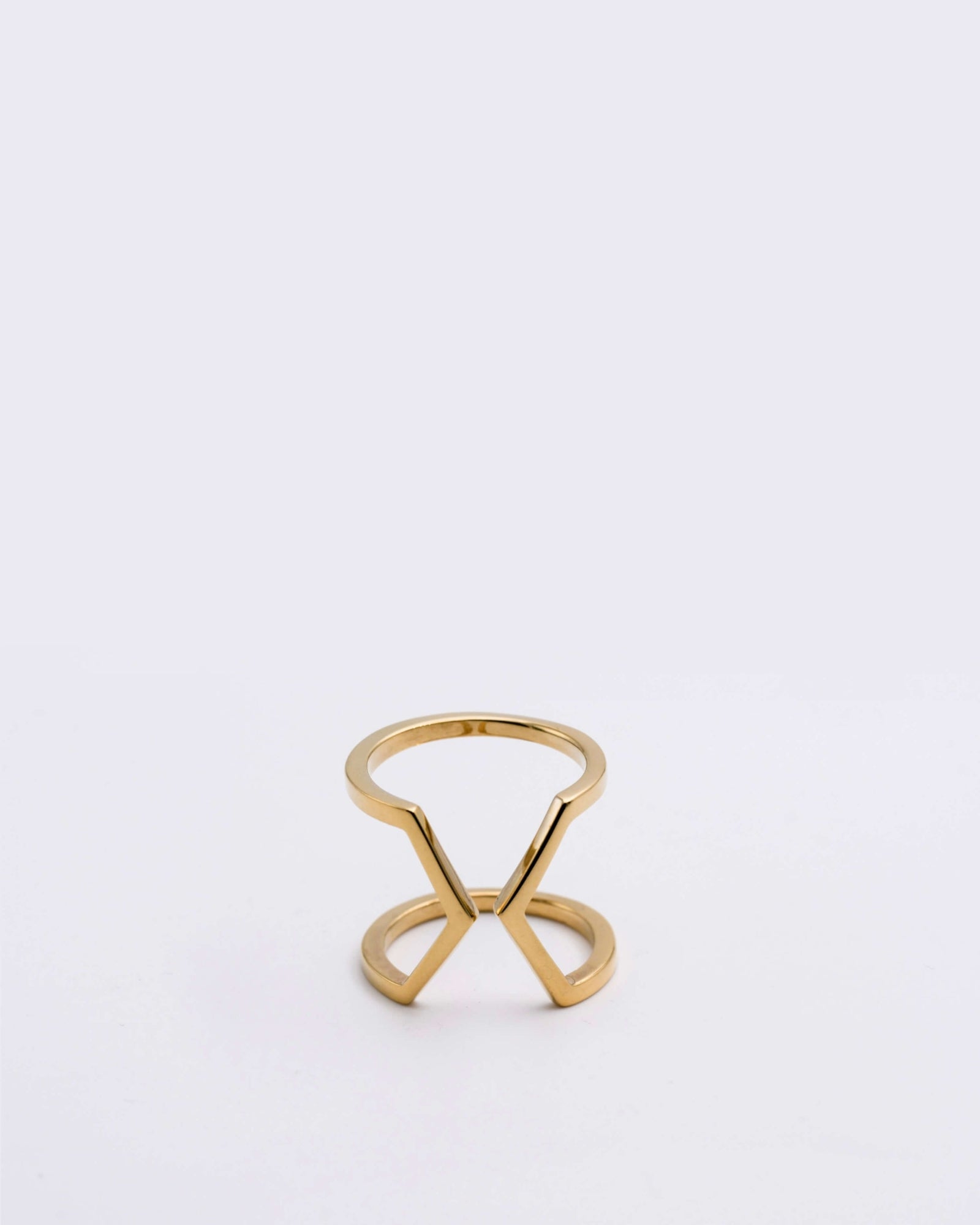 Photo d'une bague éthique modèle dualité large en vermeil non portée sur fond blanc.