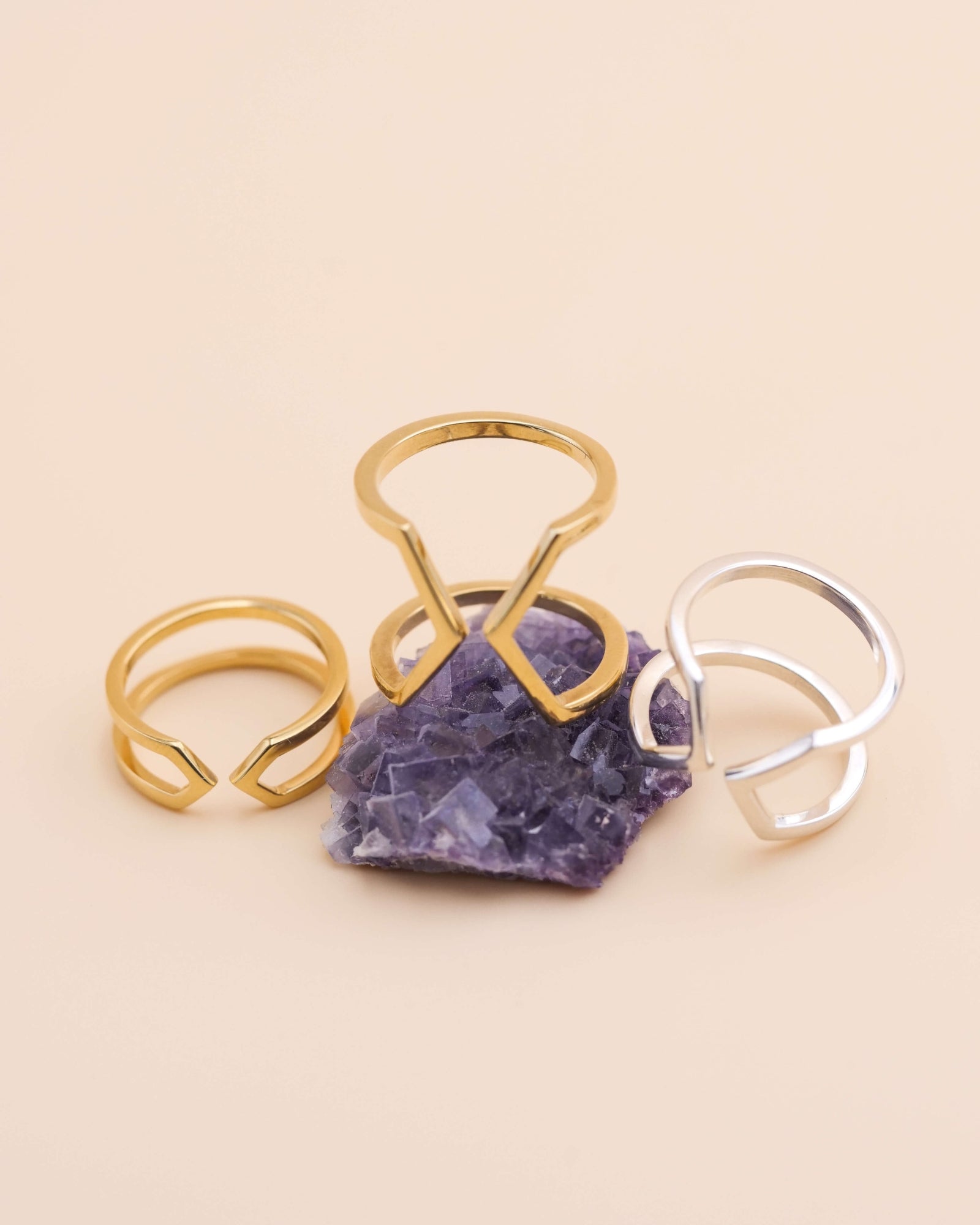 Photo d'un trio de bagues éthiques modèles Dualité, large en vermeil, moyenne en argent et fine en vermeil, non portée sur une fluorine brute.
