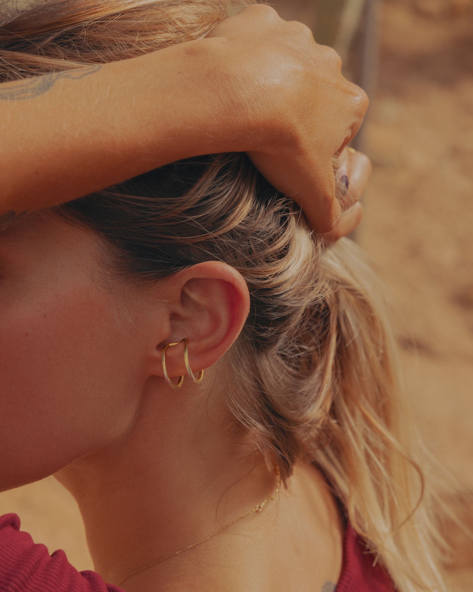 Photo portée à l'oreille d'une bague éthique , modèle dualité moyenne en vermeil.