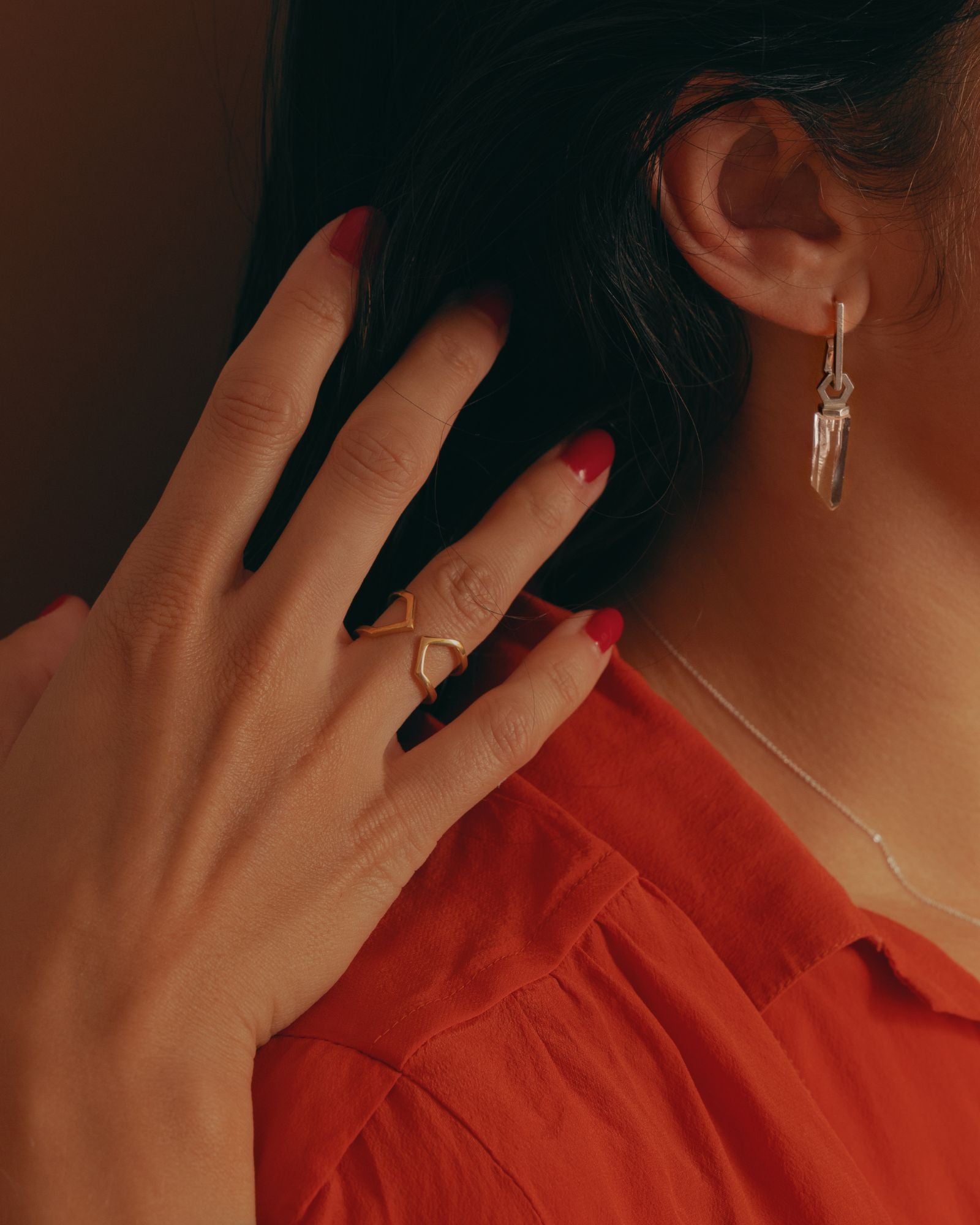 Photo d'une bague éthique modèle dualité moyenne en vermeil portée à la main.