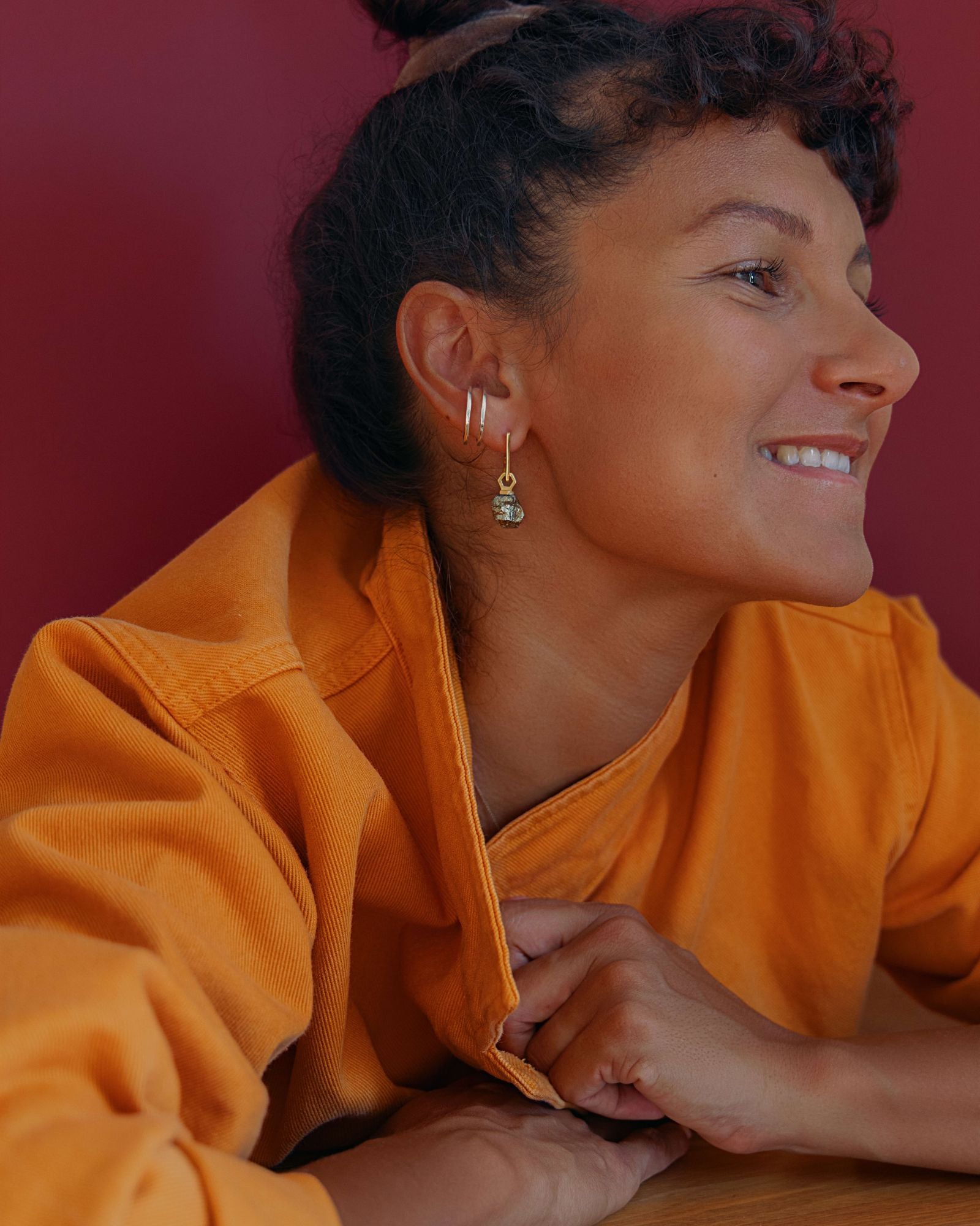 Photo d'une bague éthique portée à l'oreille modèle Dualité fine en argent.