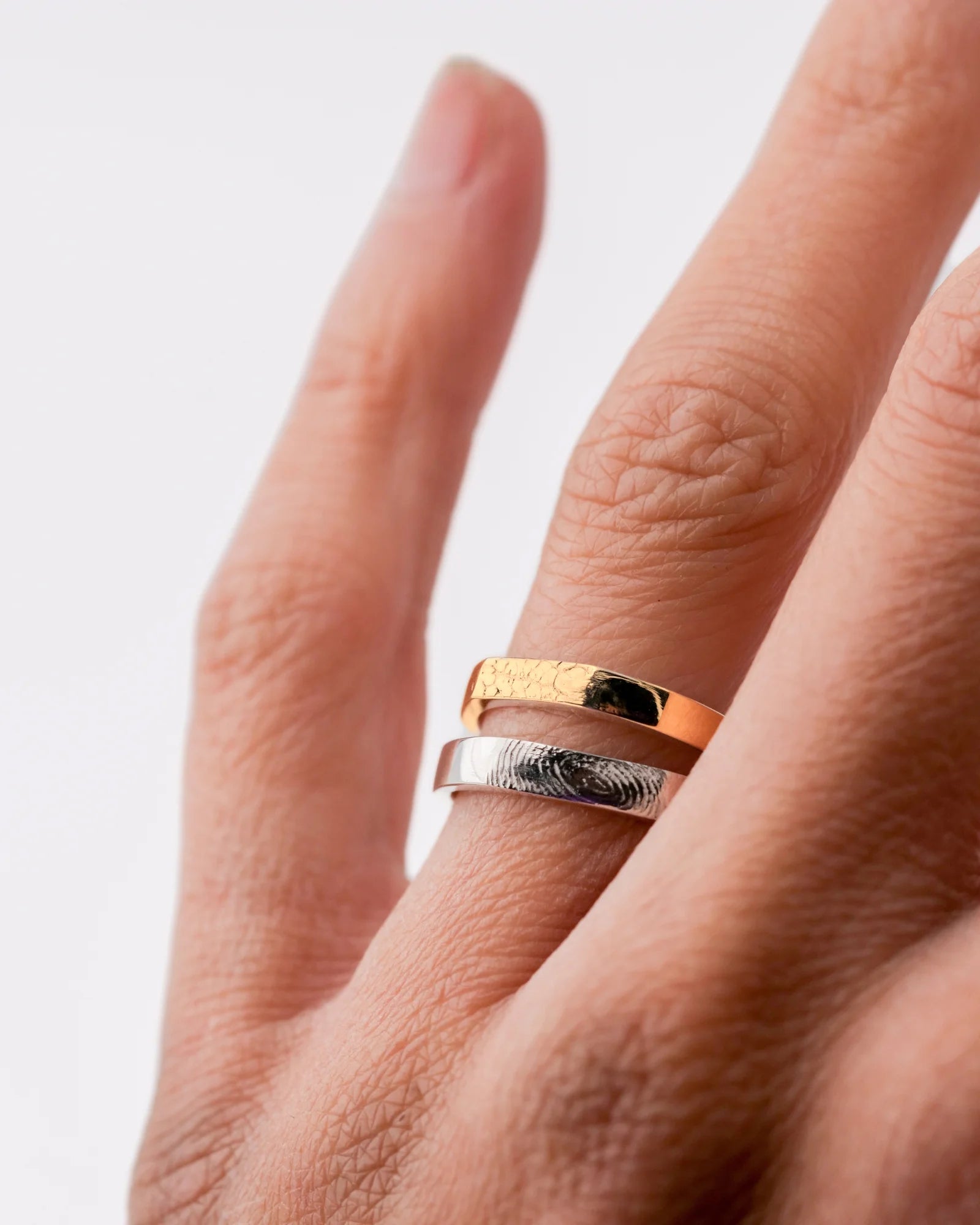 Duo de bague fine avec empreinte en vermeil et argent.