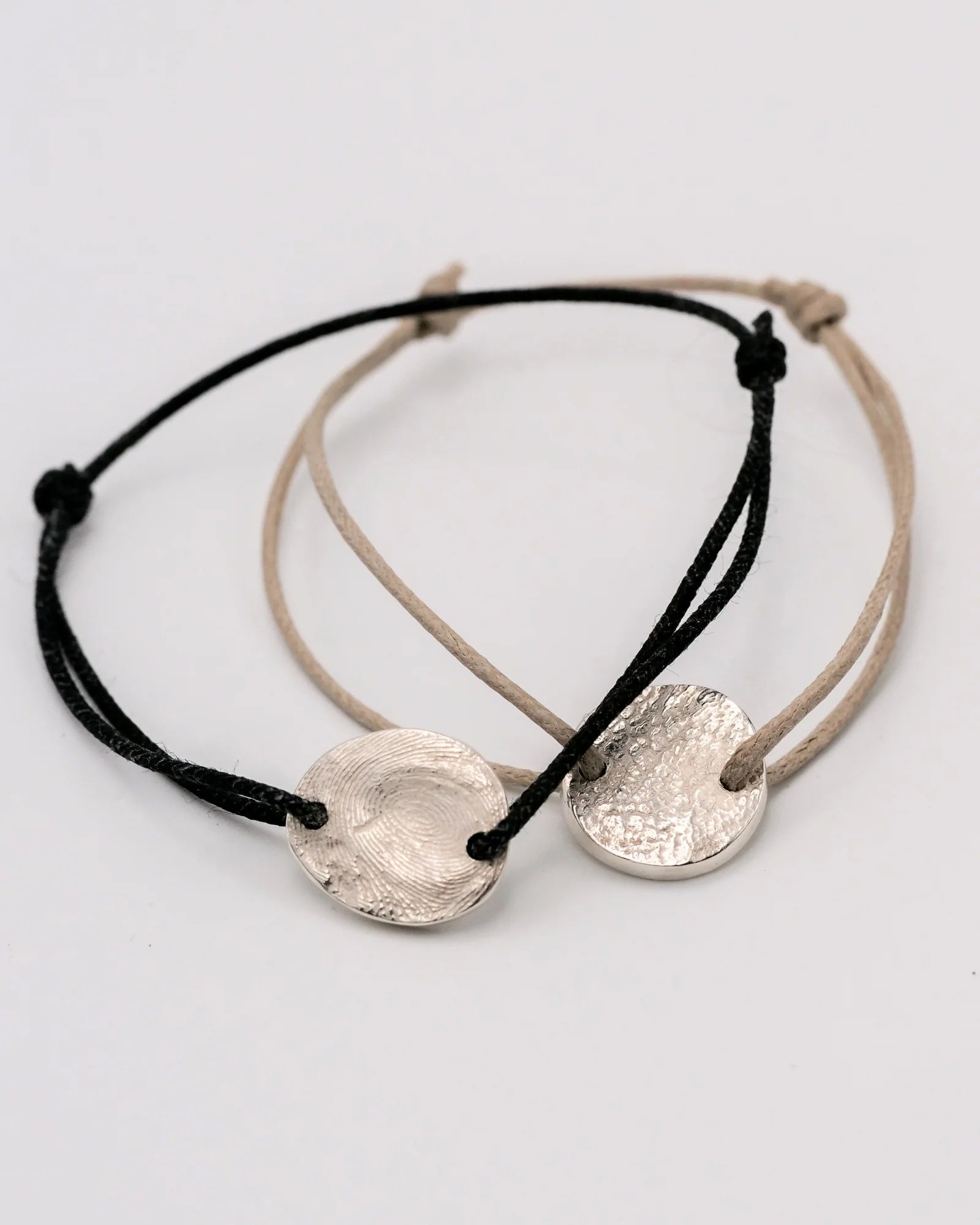 Duo de bracelets avec empreinte digitale et animale sur cordon.