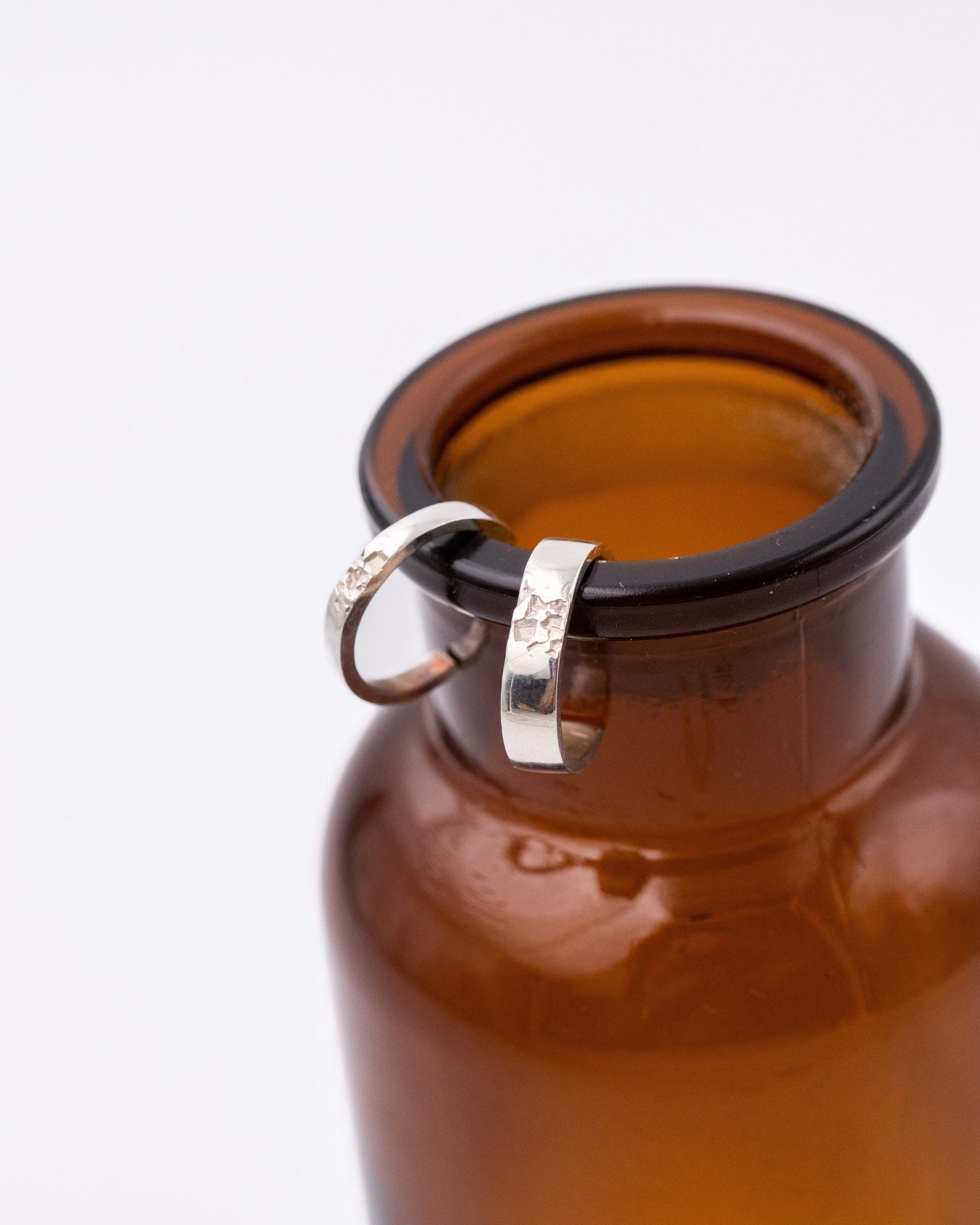 Vue de près de 2 earcuffs éthiques e argent ou or blanc