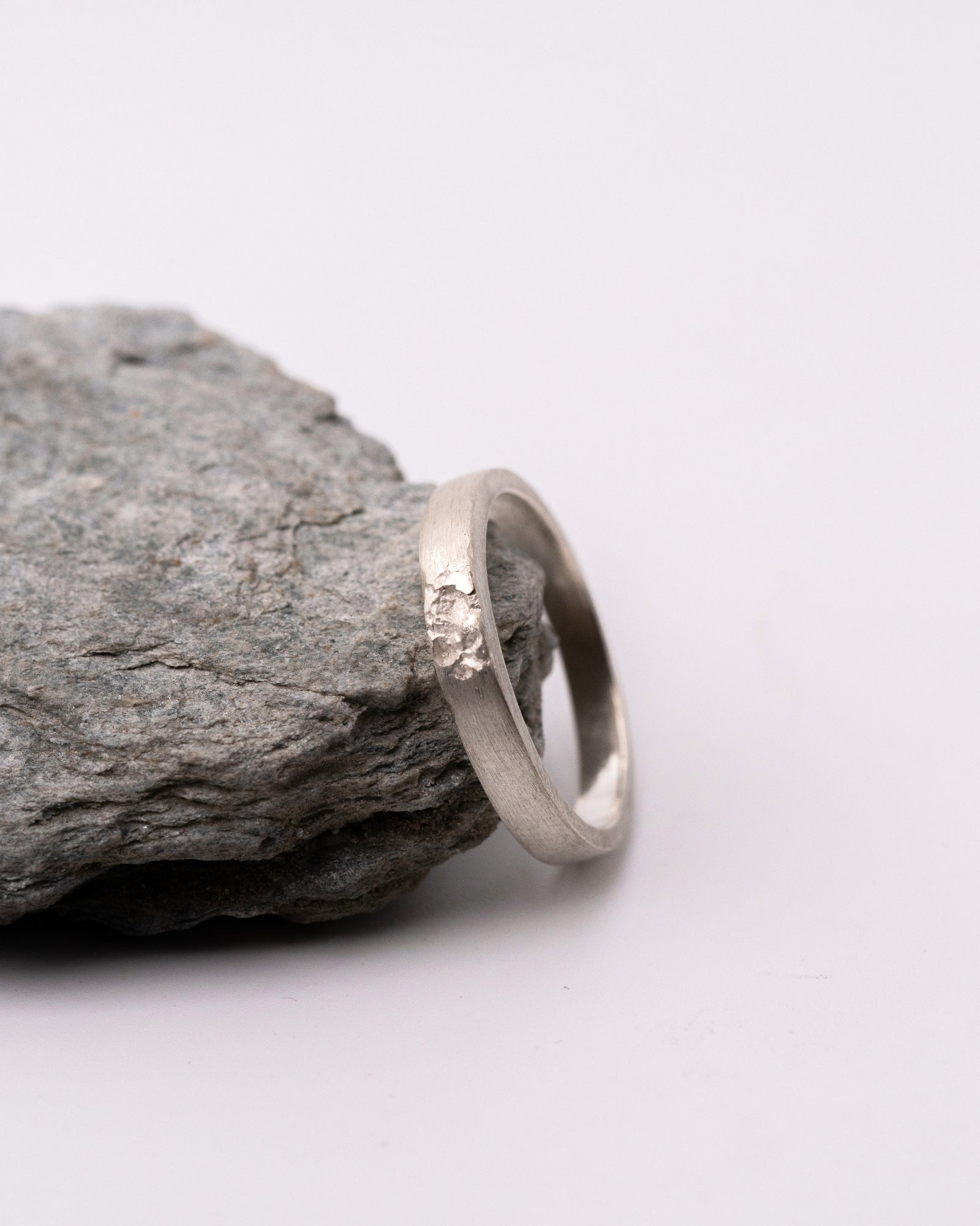 Bague ou alliance de mariage homme éthique marquée en argent ou or blanc.