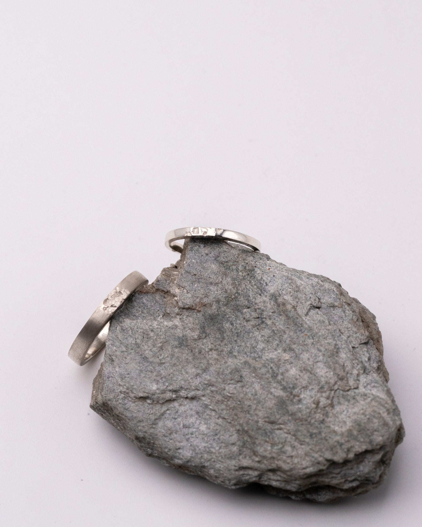 Duo de Bagues ou alliances de mariage éthique marquée en argent ou or blanc.