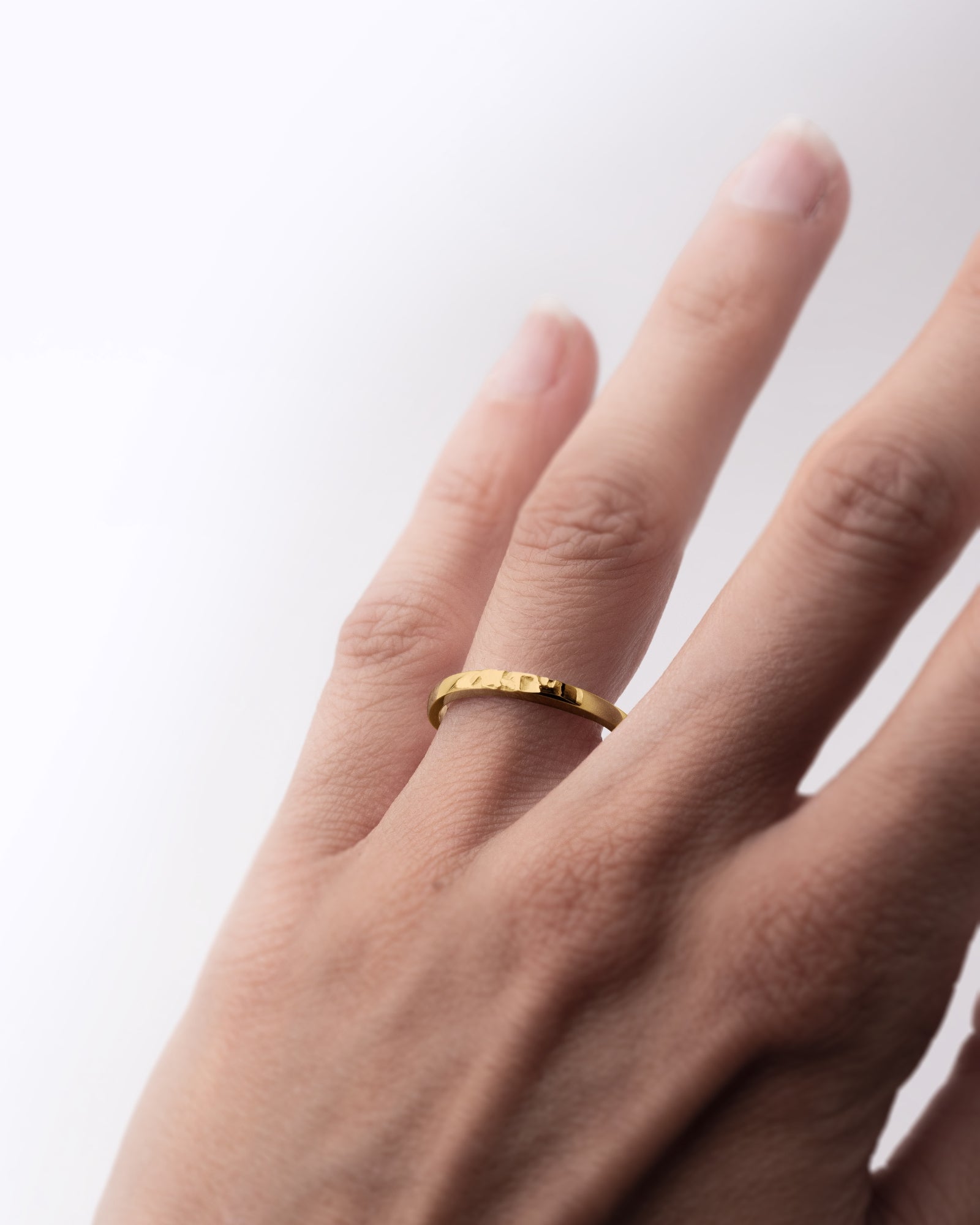 bague ou alliance de mariage femme éthique ruban marqué en vermeil ou or jaune portée 