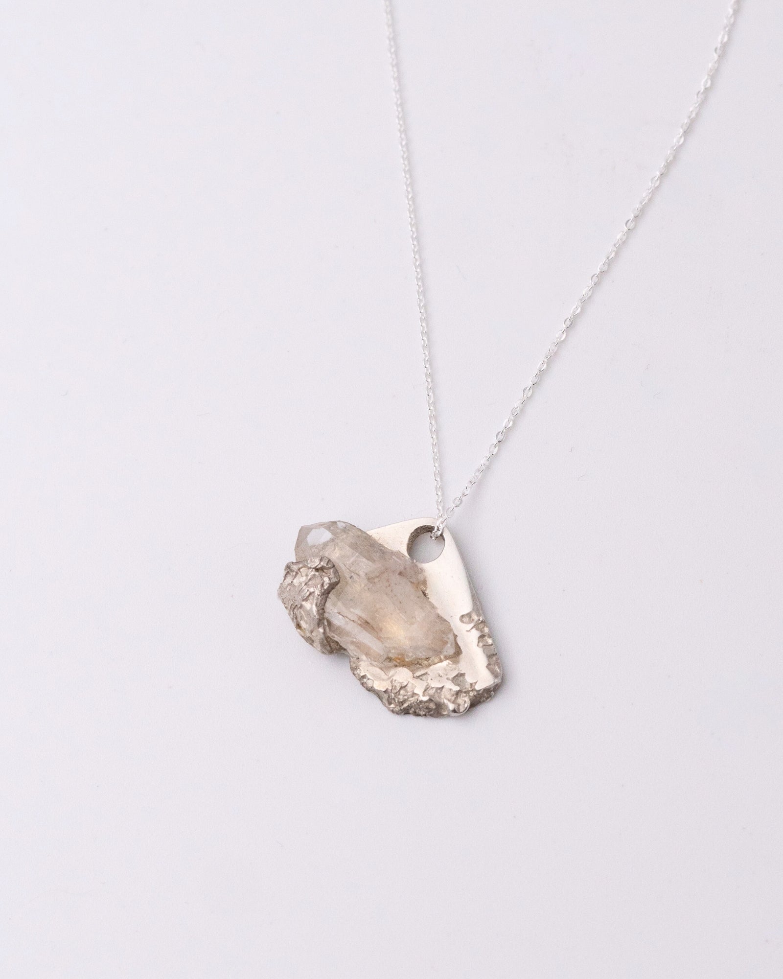 Collier unique et éthique en argent ou or blanc avec un quartz de france