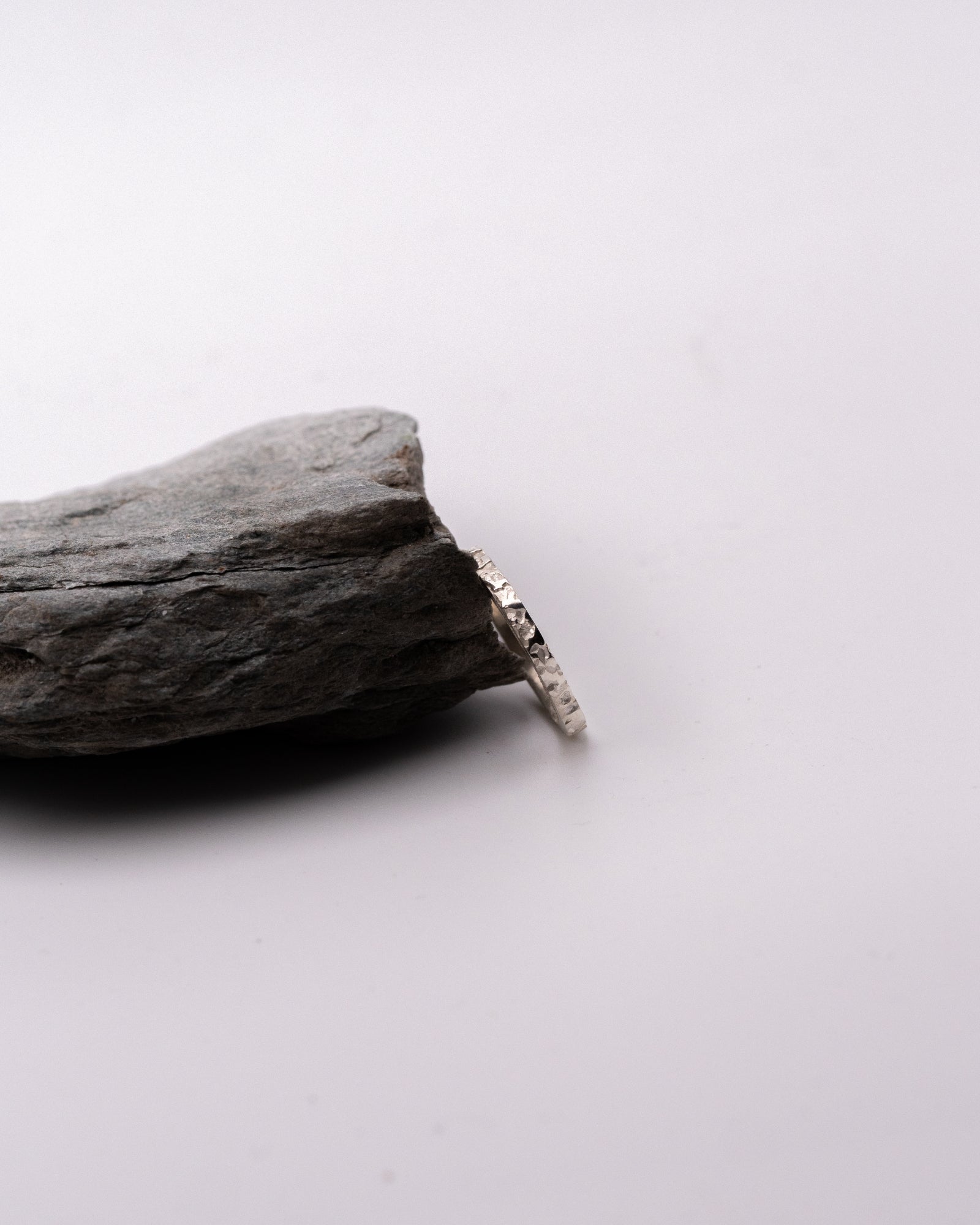 Pendentif éthique en argent ou or blanc de profil