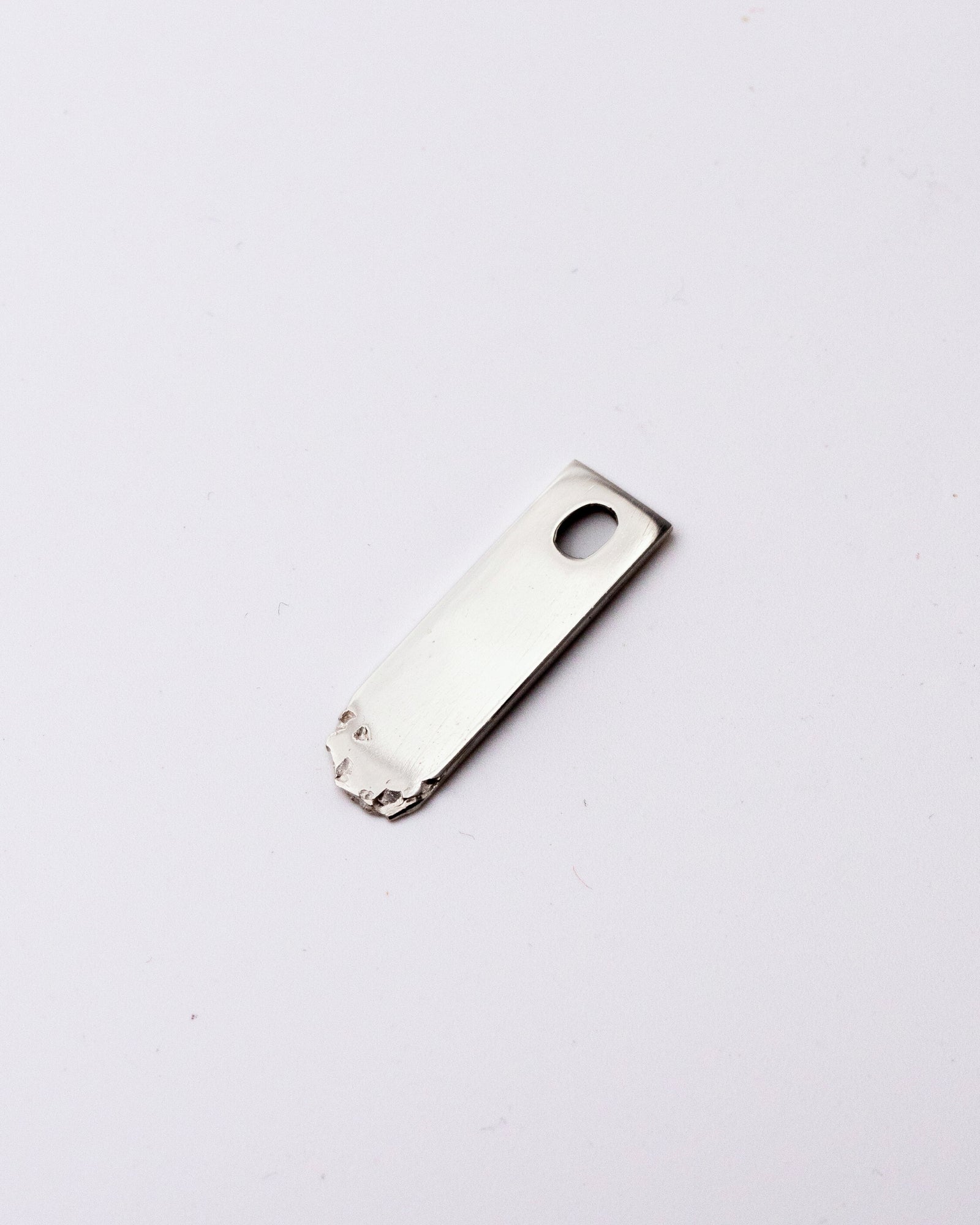 Pendentif plaque marqué en argent ou or blanc éthique et recyclé