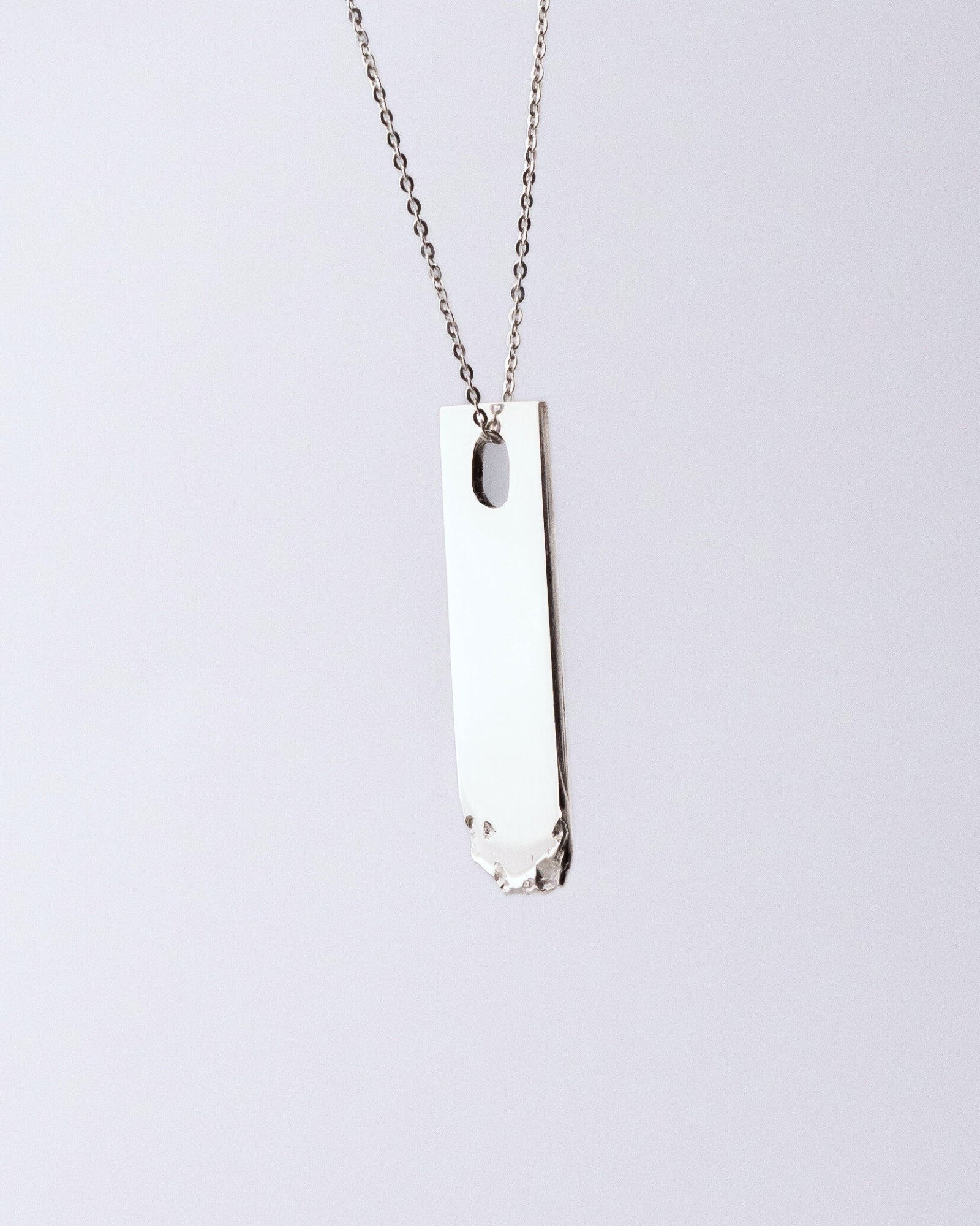 Collier plaque marquée en argent ou or blanc éthique et recyclé