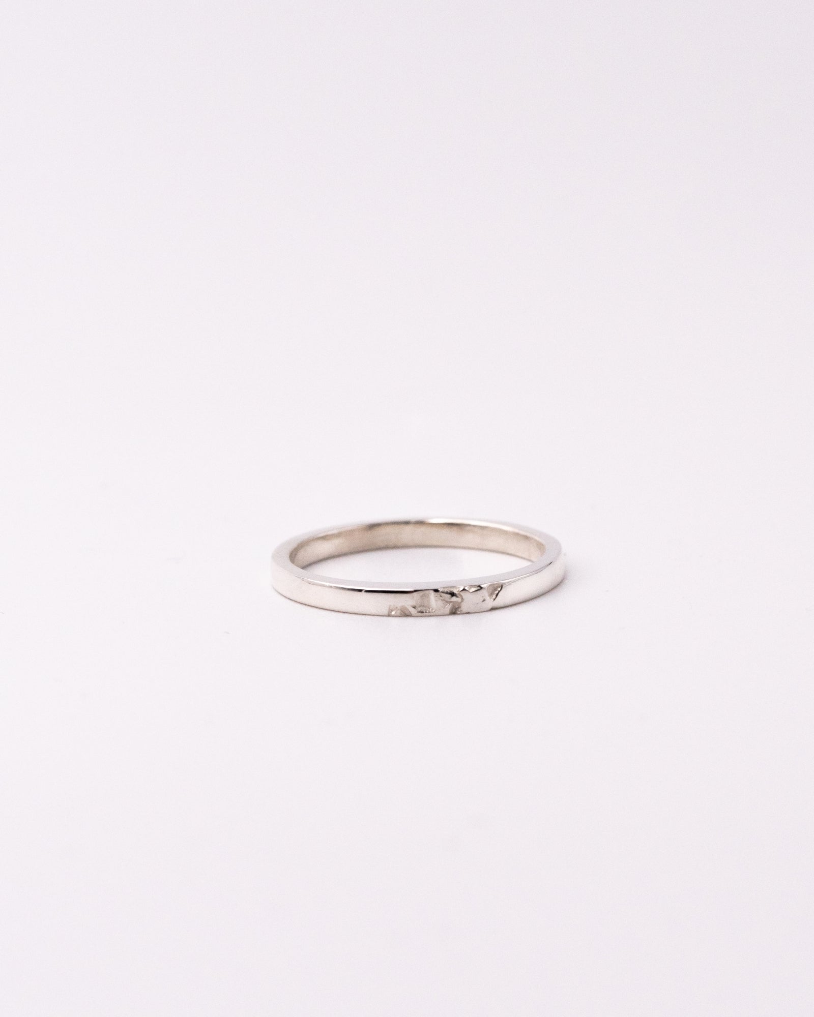 bague ou alliance de mariage  ruban marqué femme en argent ou or blanc