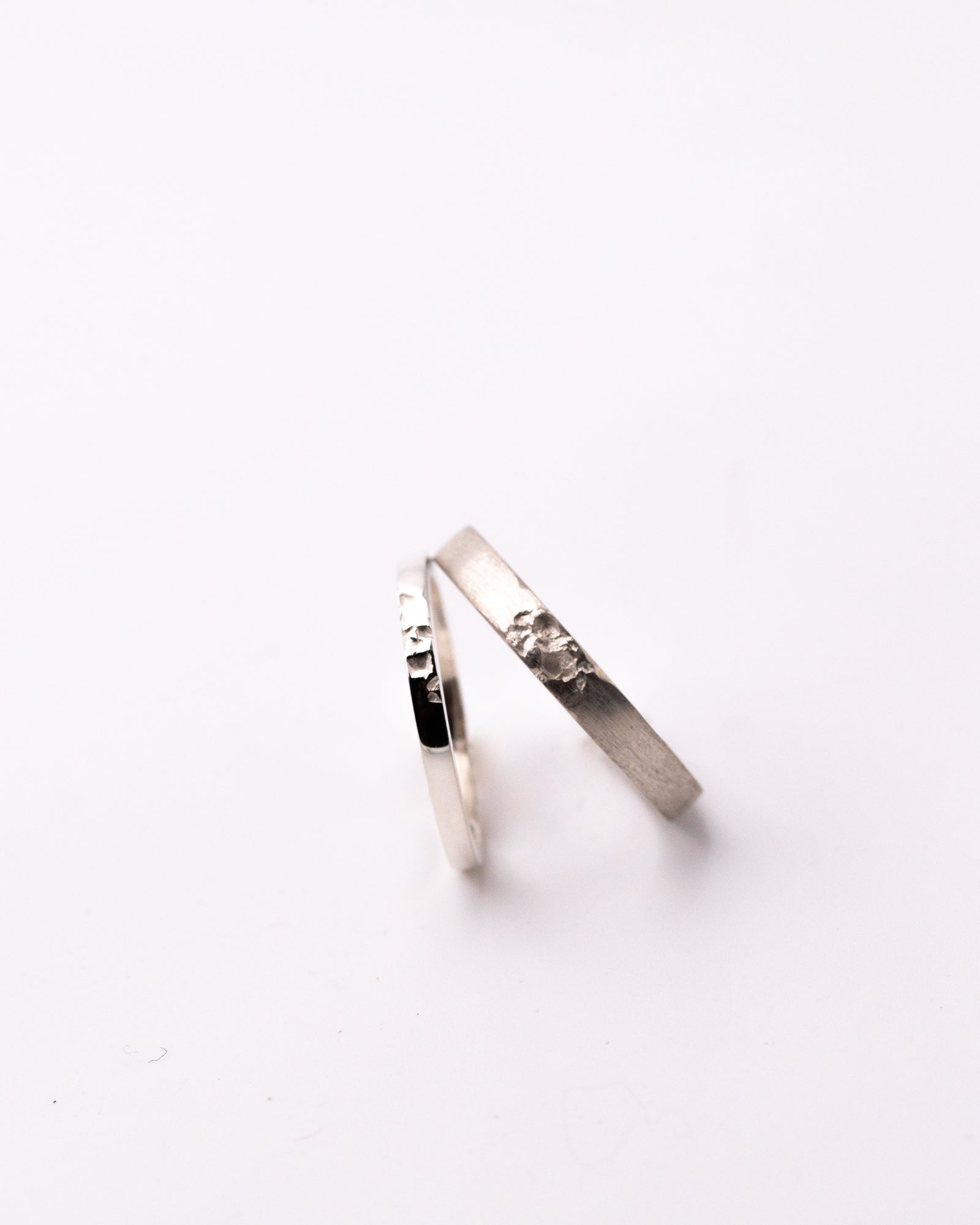 Duo de bagues ou alliances de mariage rubans marquées en argent ou or blanc