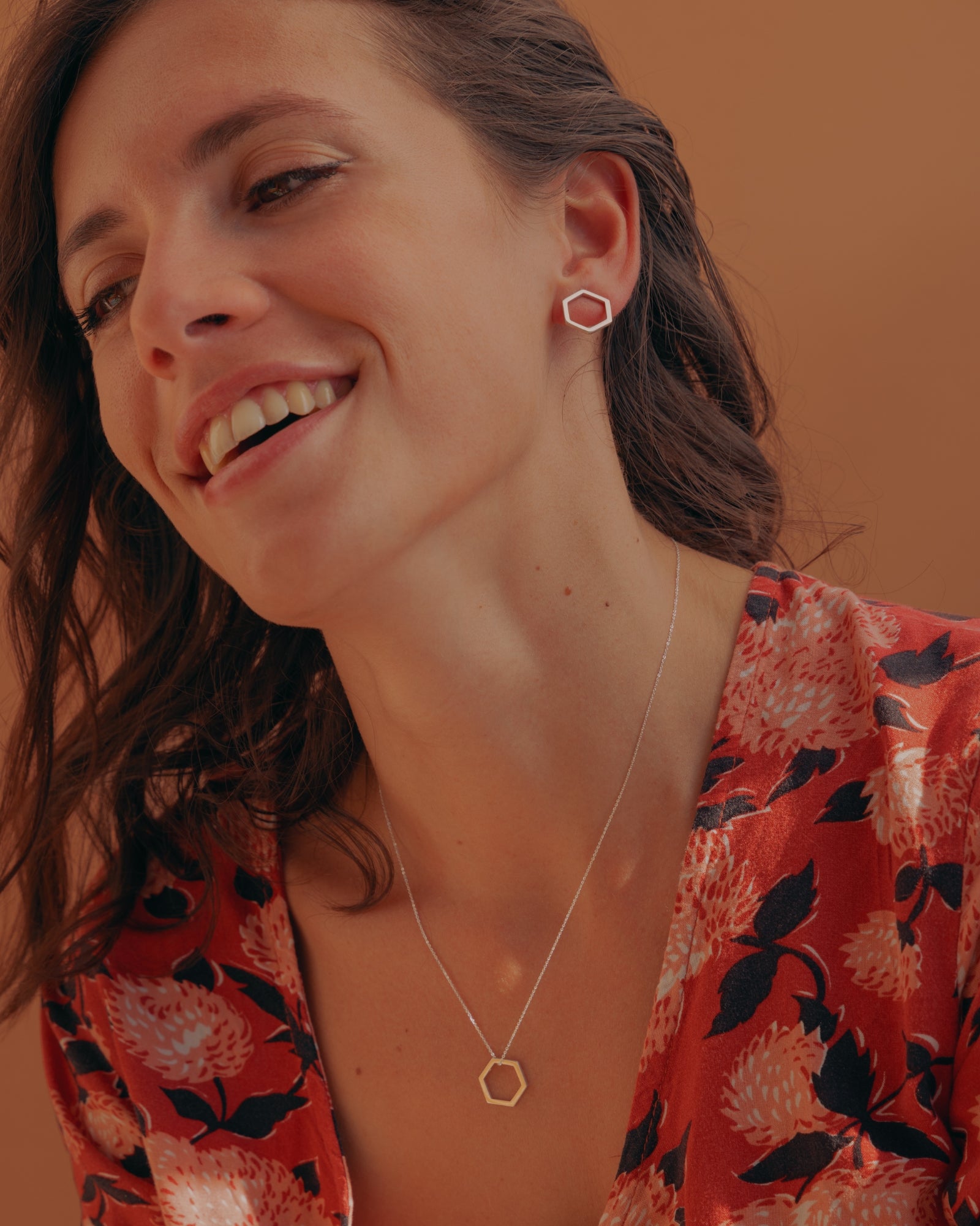 Photo portée boucles d'oreilles éthiques modèle essentiel 14mm en argent 